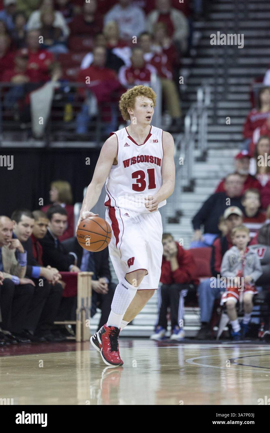 Dezember 2012: Madison, Wisconsin, USA S - Wisconsin Badgers Stürmer MIKE BRUESEWITZ, hier im Kampf gegen die California Golden Bears im Kohl Center zu sehen. (Kreditbild: © TriplePlayNewMedia/ZUMAPRESS.com) Stockfoto