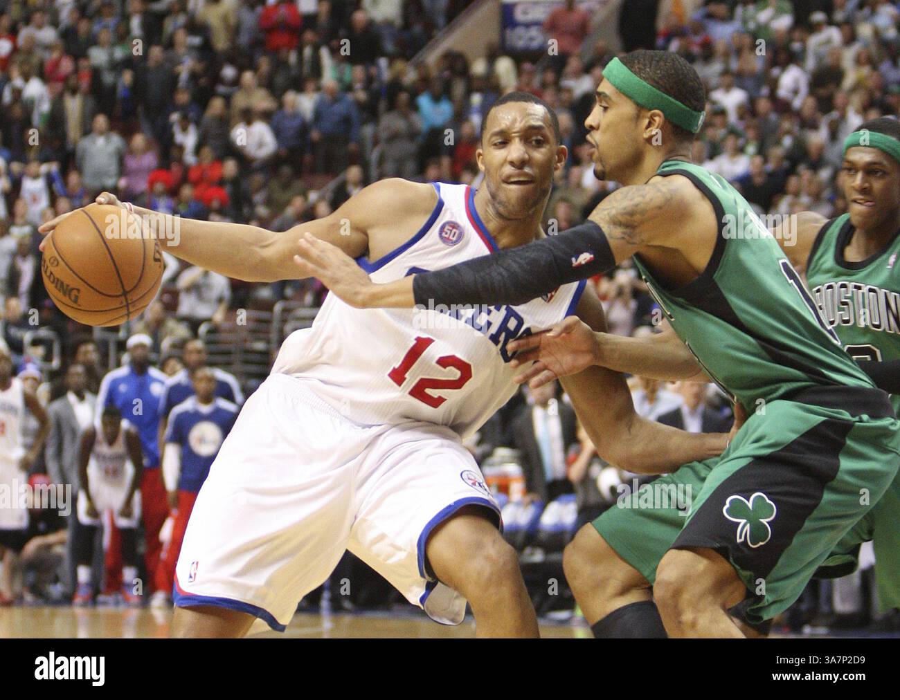 7. Dezember 2012 - Philadelphia, PA, USA - der Philadelphia 76ers' Evan Turner (12) fährt am Freitag, den 7. Dezember 2012, während der Überstunden im Wells Fargo Center in Philadelphia, Pennsylvania auf dem Boston Celtics' Courtney Lee. Die Sixers setzten sich durch, 95–94. (Kreditbild: © Steven M. Falk/MCT/ZUMAPRESS.com) Stockfoto