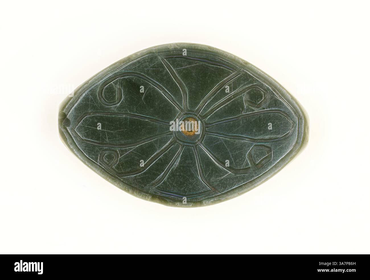 Ein aufwendig geschnitzter Anhänger aus grünem Stein mit Blumenmuster, hervorgehoben durch zarte Details und ein zentrales kreisförmiges Element. Klassische Kunst mit modernem Touch neu interpretiert von Artotop, Cowroid: Blumenmotiv, New Kingdom, Dynastie 18 (1550–1069 v. Chr.), Ägyptisch, Ägypten, Steatit Stockfoto