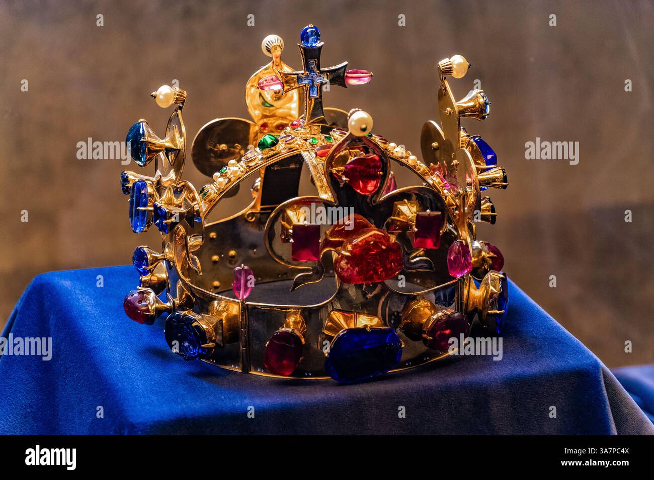 PRAG, TSCHECHISCHE REPUBLIK. Krone des Heiligen Wenzels in der Ausstellung der böhmischen Kronjuwelen in Prag, Tschechische Republik Stockfoto