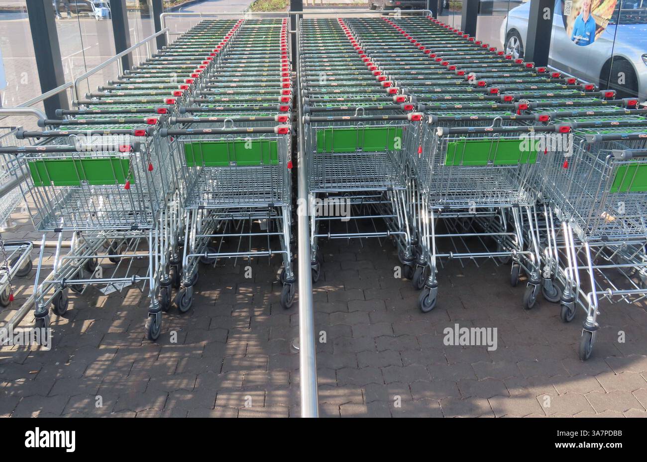 ...Alles bereit für den großen Ansturm der Kunden... Einkaufswagen in Reihen *** alles bereit für den großen Ansturm der Kunden Einkaufswagen in Reihen Stockfoto
