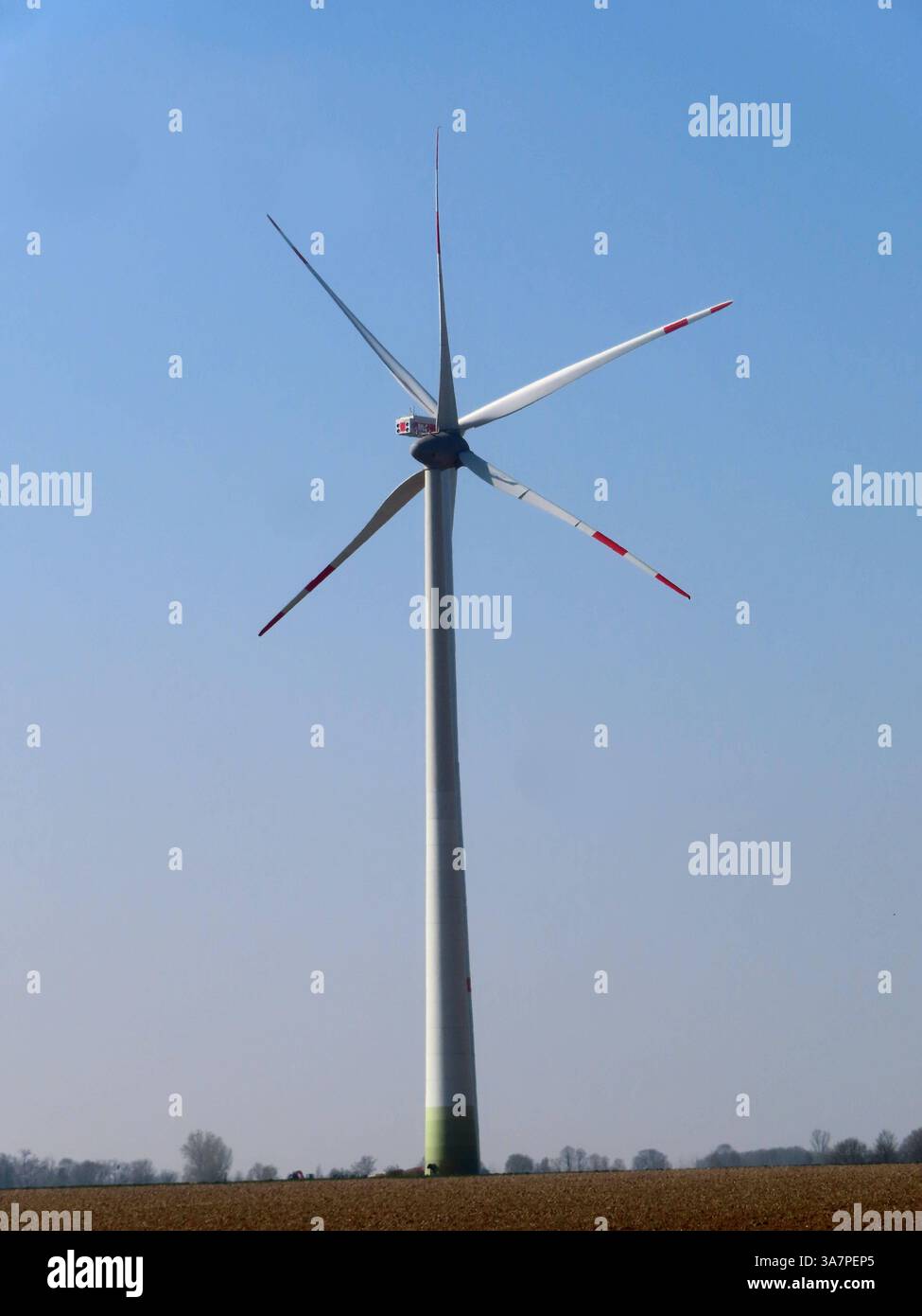 ...Da steht der Koloss für Millionen Euro und dreht sich keinen Millimeter - es fehlt Halt der Wind... Hoehenwindenergieanlage ohne Windhauch *** der Koloss steht dort für Millionen von Euro und dreht sich nicht einen Millimeter - es gibt einfach keinen Wind Höhenwindkraftanlage ohne Wind Stockfoto