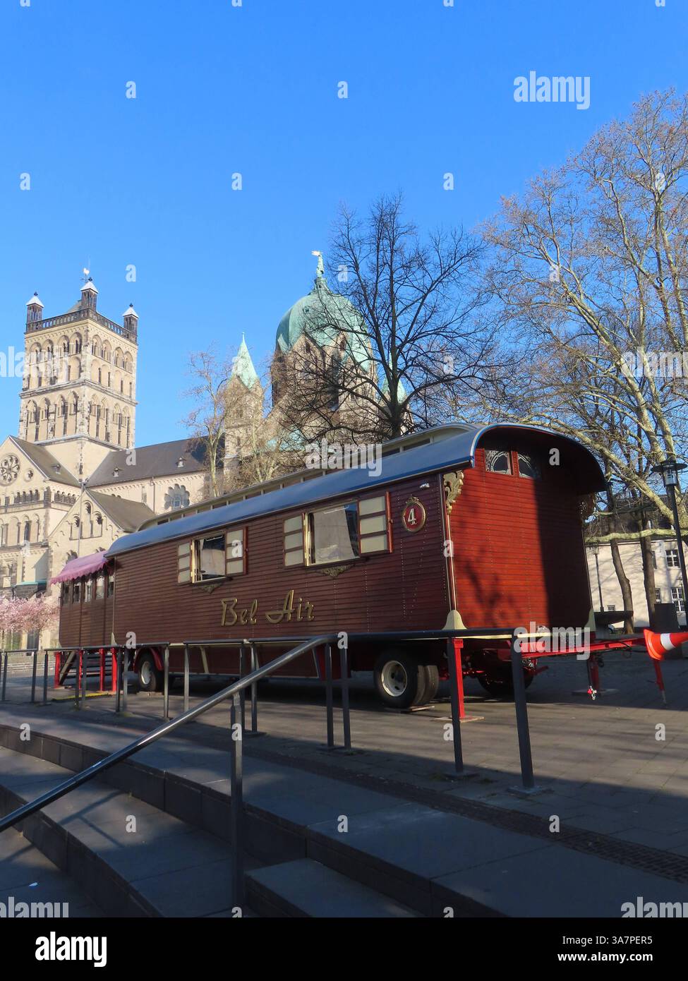 ...Kenne ich gut aus meiner Kindheit - damals war das mit Wohnwagen so wie heute kein Thema - da gab es es diese prachtvollen Holzwohnwagen - mit Pferden davor,eher selten ein Traktor oder eine Zugmaschine. Werden meistens von Schaustellern benutzt, wenn die großen Jahrmaerkte, Kirmes- und Rummelveranstaltungen sowie Schuetzenfeste anstanden...oder von Handwerkern...ganze Familien finden darin ihr zuhause...ziehen von Ort zu Ort ueber Land... histor. Holzreise-wohnwagen auf Plateau vor St. Quirinus Neuss *** Ich kenne es gut aus meiner Kindheit, als Caravans kein Thema waren wie heute, die Stockfoto