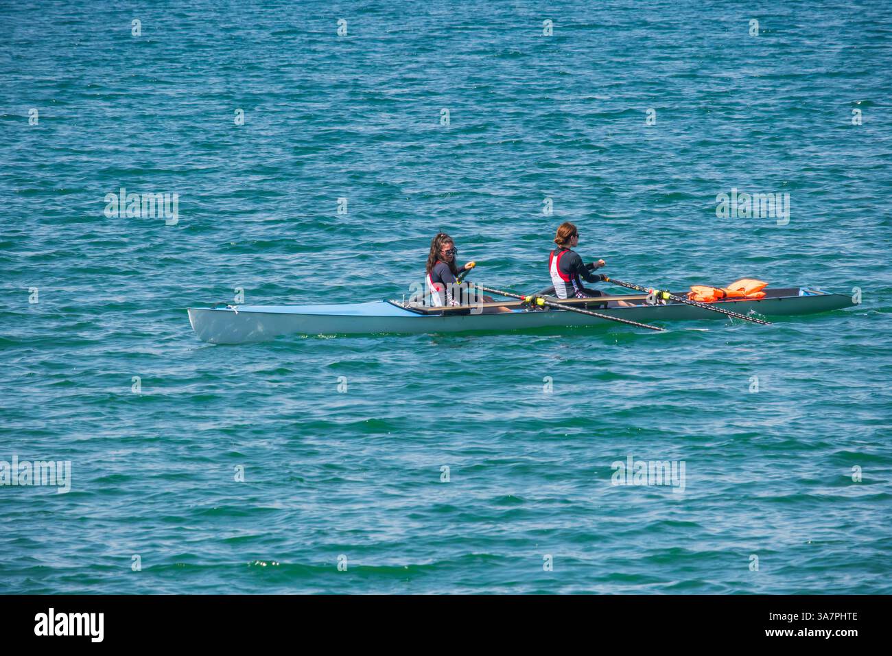 Ruderpaar auf Fethiye Waters: Zwei Individuen rudern ein Doppelschädelboot Stockfoto