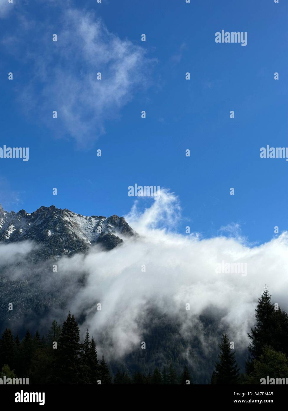 Wolken über Bergen - Smartphone-aufgenommenes Stockfoto