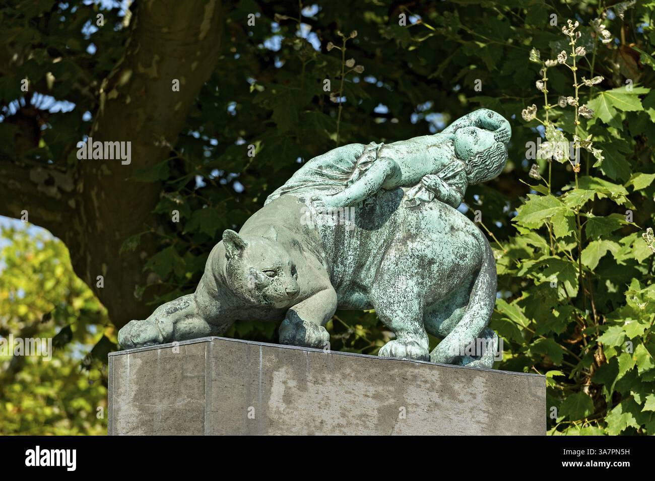 Bronzeskulptur Silberner Löwe, der Tag von Bernhard Hoetger im Platinenhain, Jugendstil, UNESCO-Weltkulturerbe, Mathildenhoehe AR Stockfoto