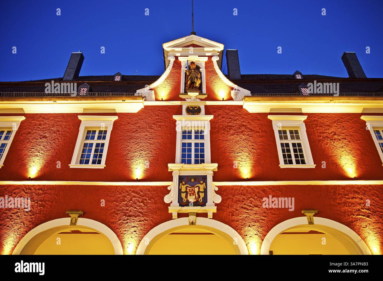 Beleuchtetes Rathaus mit Stadtwappen am Abend, barocker Westflügel, Soest, Nordrhein-Westfalen, Deutschland, Europa Stockfoto