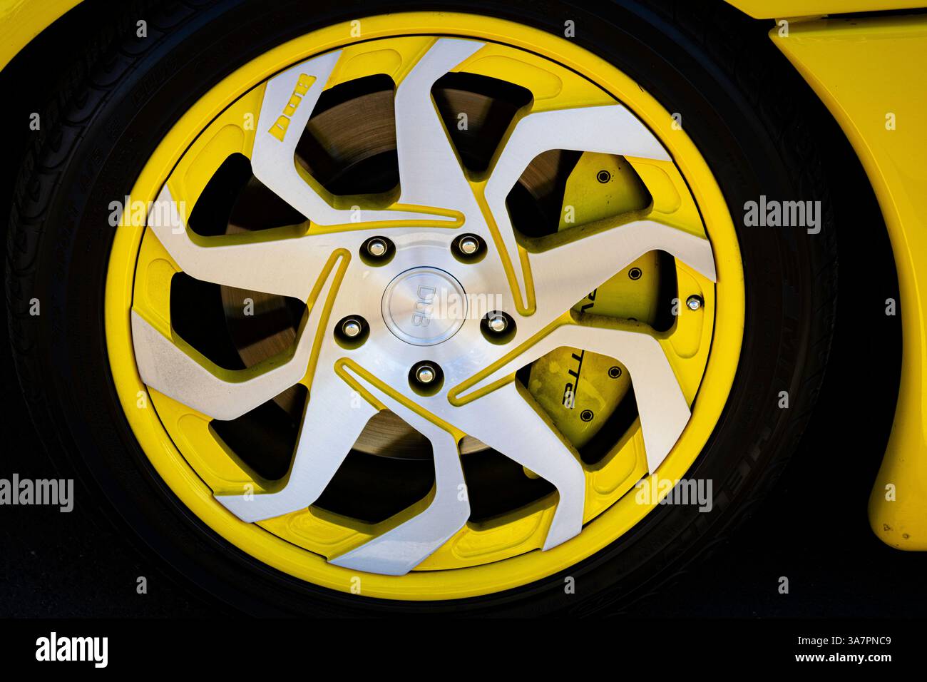 Schönes hellgelbes Oldtimer-Rad in einem Oldtimer. Stockfoto