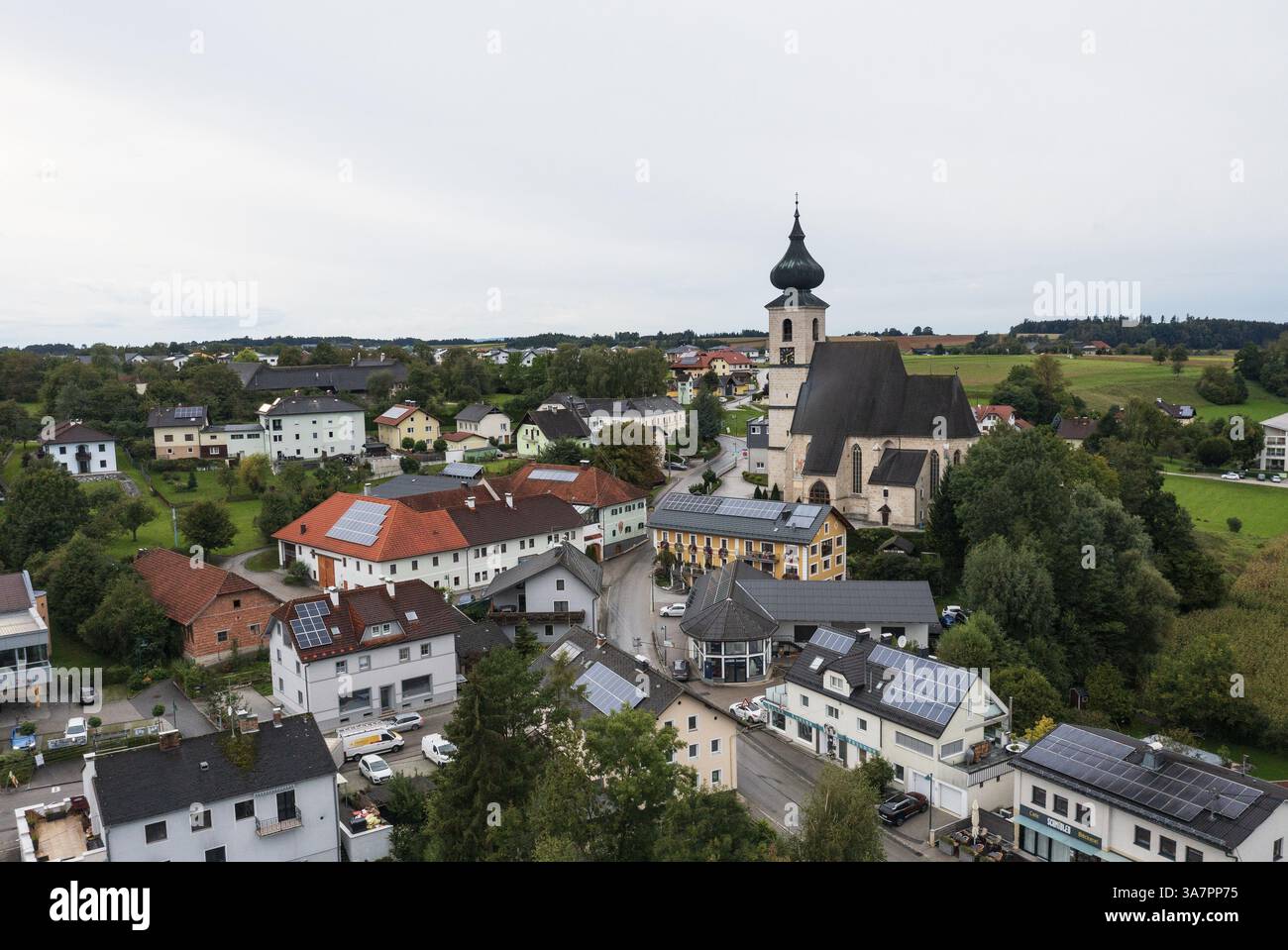 Drohnenaufnahme, Blick auf das Dorf mit Kirche, Eberstalzell, Traunviertel, Oberösterreich, Österreich, Europa Stockfoto