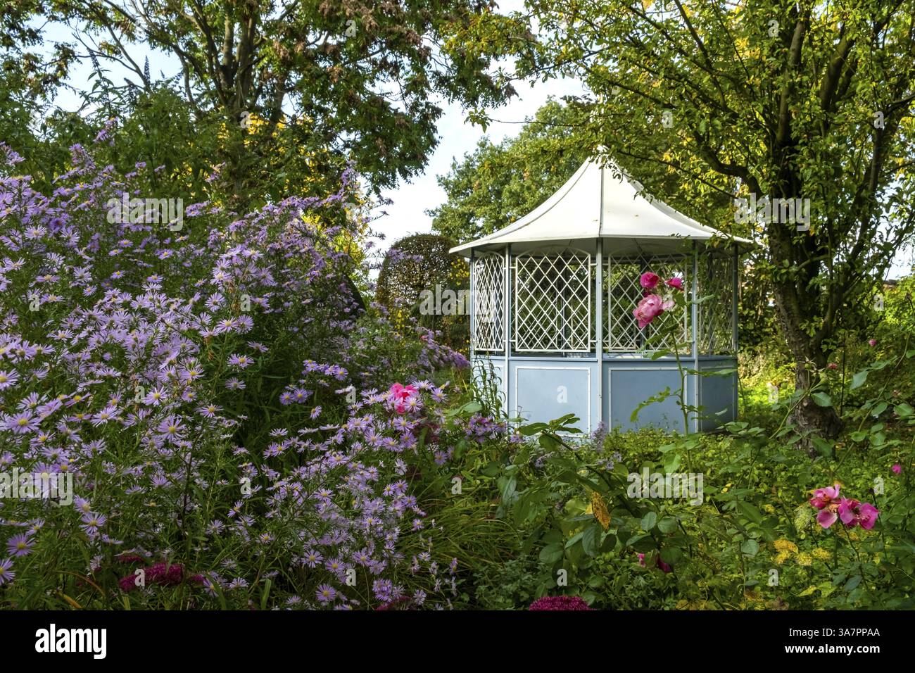 Pavillon und Staudenbeete, Bezirkslehrgarten, Vorführgarten und Schulgarten, Burgsteinfurt, Steinfurt, Münsterland, N Stockfoto