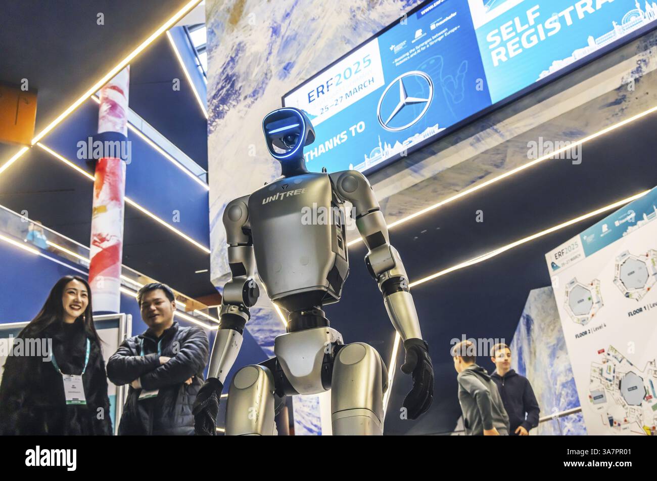 Unitree H1, H1-2, der erste humanoide Roboter der chinesischen Firma Unitree. European Robotics Forum (ERF) in Stuttgart. Das Netzwerkereignis bringt t Stockfoto