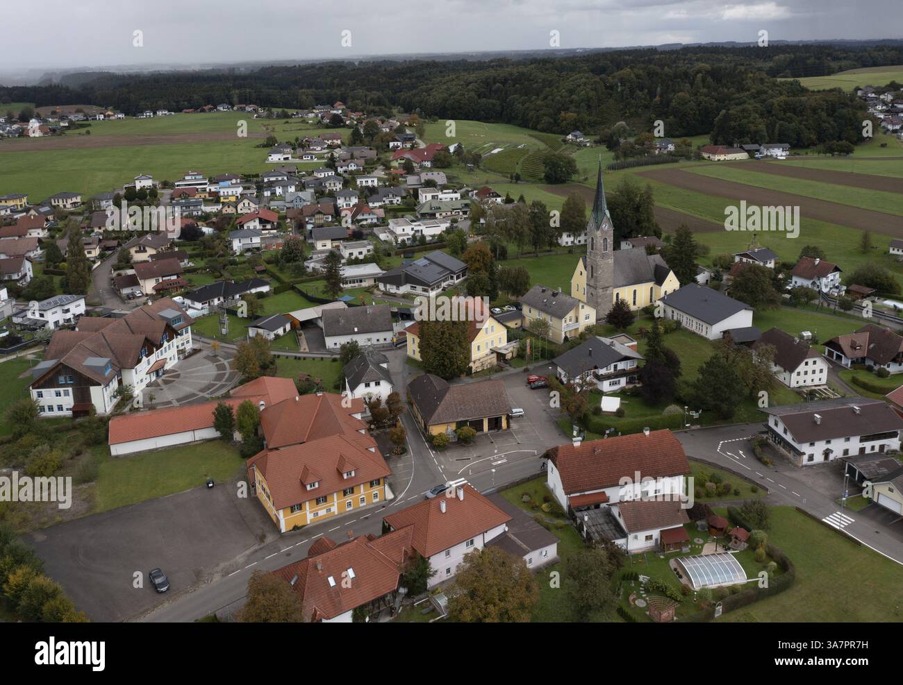 Drohnenaufnahme, Blick auf das Dorf mit Pfarrkirche, Rutzenmoos, Hausruckviertel, Oberösterreich, Österreich, Europa Stockfoto