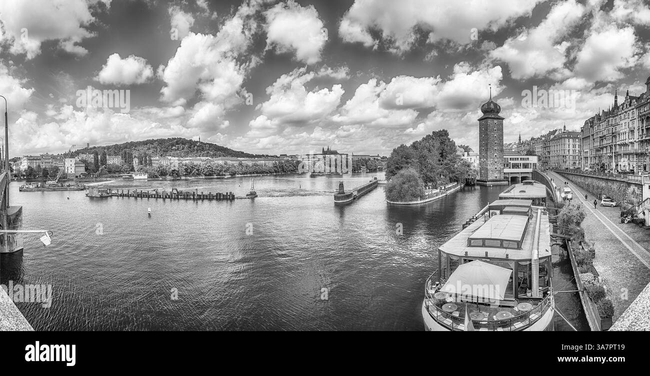 Panoramablick auf die Moldau mit Ausflugsbooten und historischer Architektur in Prag, Tschechische Republik Stockfoto Panoramablick auf die Moldau mit Ausflugsbooten und historischer Architektur in Prag, Tschechische Republik Stockfoto