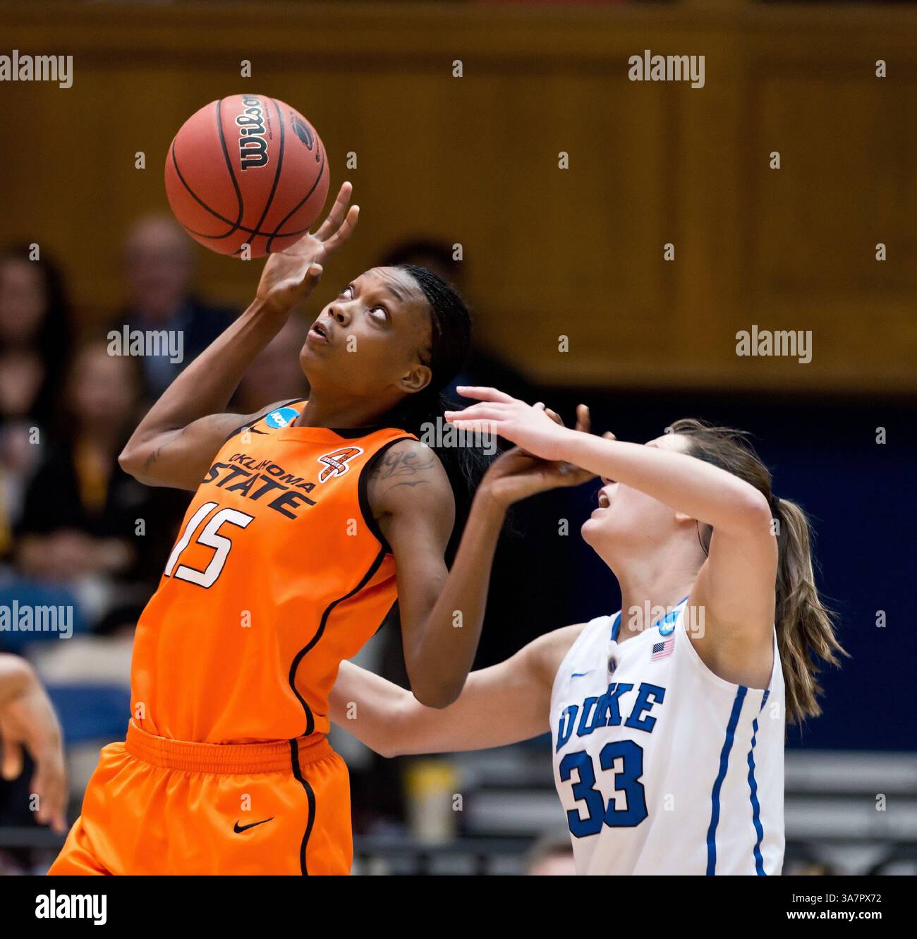 26. März 2013: Durham, NC, USA – Toni Young (15) und Haley Peters (33) kämpfen in der ersten Halbzeit des NCAA-Turniers der Frauen im Cameron Indoor Stadium in Durham, North Carolina, Dienstag, 26. März 2013. (Kreditbild: © Greg Mintel/MCT/ZUMAPRESS.com) Stockfoto