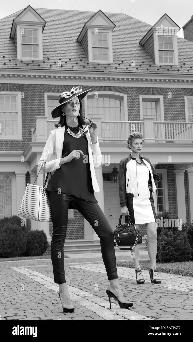 Februar 2013 – Annapolis, MD, USA – auf Anna (links): DKNY-Jacke aus perforiertem Leder, 995 $; Lederhose aus Leder mit Fell & Bone, 895 $; beide Ruth Shaw. Muse Dress, Jones & Jones, $165. Rachel Mulherin Lätzkette, Rachel Mulherin, $130. Plaza Suite Fascinator, Hüte im Belfry, $129. Kate Spade Tasche, $398; Dior Sonnenbrille, $395; beide Handtaschen in der Stadt. Auf Bethany: Alice + Olivia Lederjacke, $880, und Kleid, $798; beide L'Apparenza. Marc Jacobs Handtasche, Nordstrom, $1.395. Rachel Mulherin Halskette, Rachel Mulherin, $130. Tom Ford Sonnenbrille, Handtaschen in der Stadt, $495. La Vie Parisienne Ohrringe, BI Stockfoto