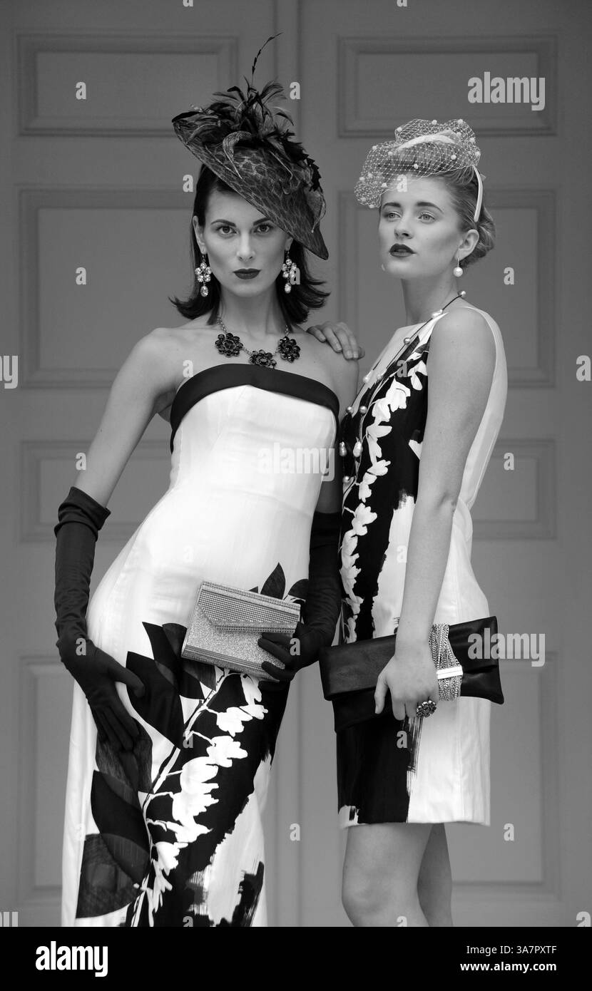 Februar 2013 - Annapolis, MD, USA - auf Anna (links): Theia GROwn, Jones & Jones, $995. Jimmy Choo Clutch, Nordstrom, $650. Ohrringe, 210 $; La Vie Parisienne Halskette, 455 $; beides Bijoux-inspirierte Schmuckstücke. Plaza Suite Fascinator, Hüte im Belfry, $129. Auf Bethany: Theia Cocktailkleid, Jones & Jones, $450. Jimmy Choo Clutch, Nordstrom, $1.250. Scala Fascinator, Hüte im Glockenturm, $45. Halskette, Bijoux Inspired Jewels, $3.275. Kate Spade Ring, Handtaschen in der Stadt, $98. (Bild: © Lloyd Fox/MCT/ZUMAPRESS.com) Stockfoto