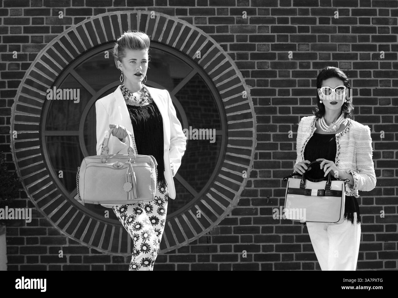 27. Februar 2013 - Annapolis, MD, USA - On Bethany (links): Marc Cain Druckhose, $318; Athena Ohrringe, $78; beide Jones & Jones. Rag & Bone Blazer, Ruth Shaw, $795. Avec-Fransenoberteil, Lori K, $110. Isabelle Fiore Tasche, urbanminx.com, $350. Rococo Rocks Halskette, Bijoux Inspired Jewels, $460. Zu Anna: Theory Hosen, $220 und Fransenoberteil, $325; Alice + Olivia Tweed Jacke, $495; alle L'Apparenza. Kate Spade Handtasche, $318; Prada Brille, $475; beide Handtaschen in der Stadt. Perlenohrringe, Jones & Jones, 98 $. Rococo Rocks Halskette, Bijoux Inspired Jewels, $590. (Bild: © Lloyd Fox/MCT/ZUMAPRESS.com) Stockfoto