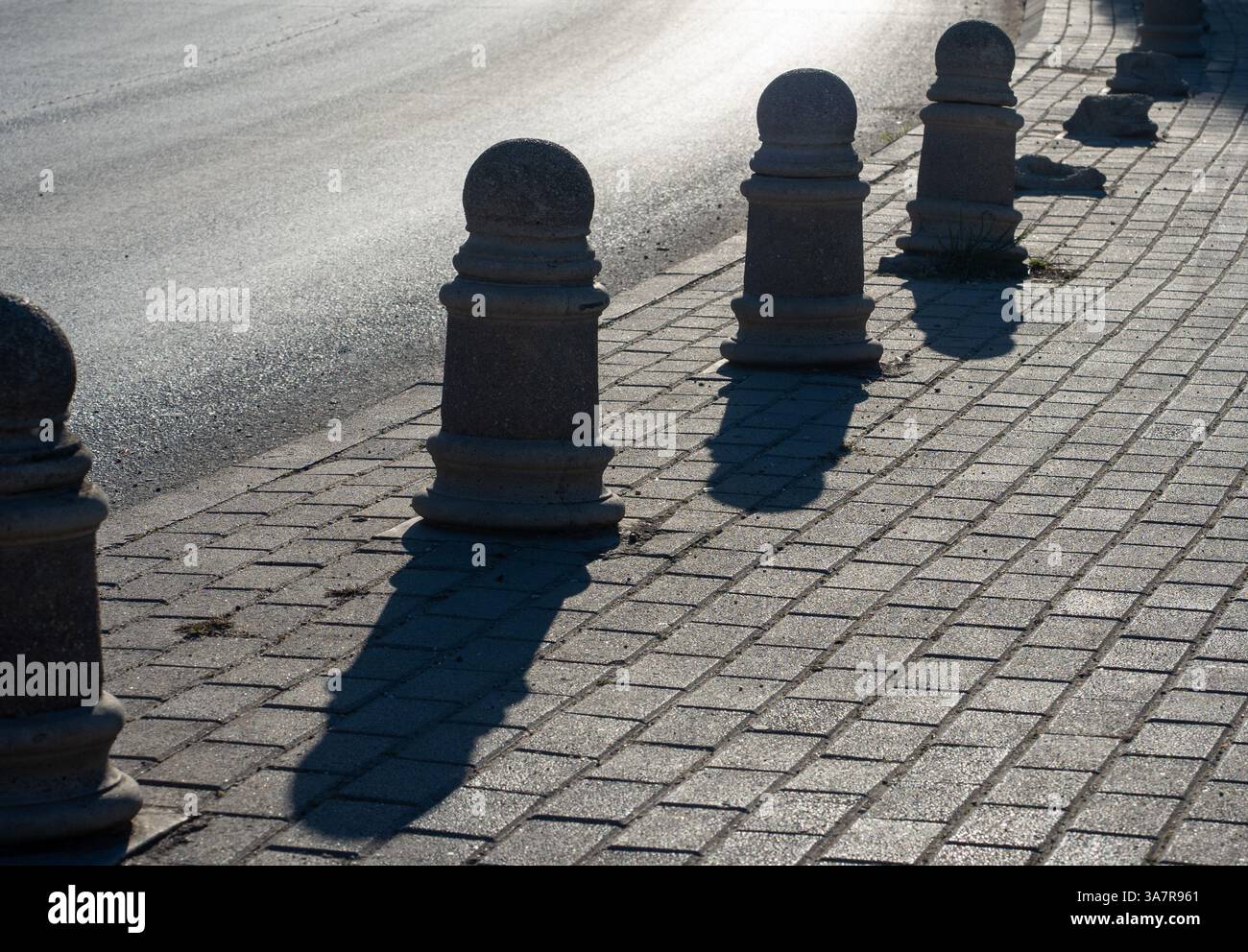 Pfandschatten – Concrete Street Kegel im Sonnenlicht Stockfoto
