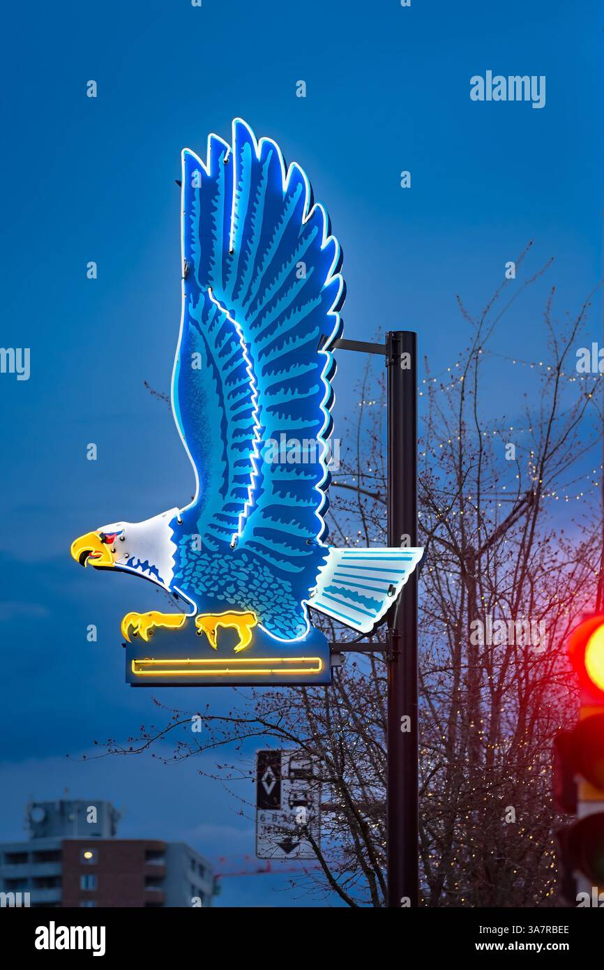 Heritage Neon Eagle Schild, Hastings Street, Burnaby, British Columbia, Kanada Stockfoto