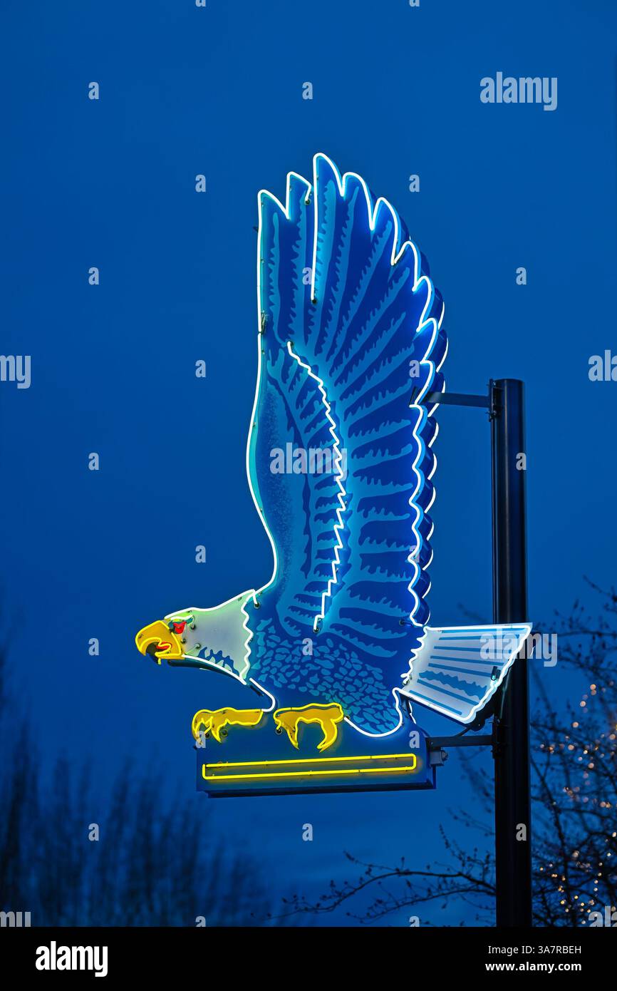 Heritage Neon Eagle Schild, Hastings Street, Burnaby, British Columbia, Kanada Stockfoto