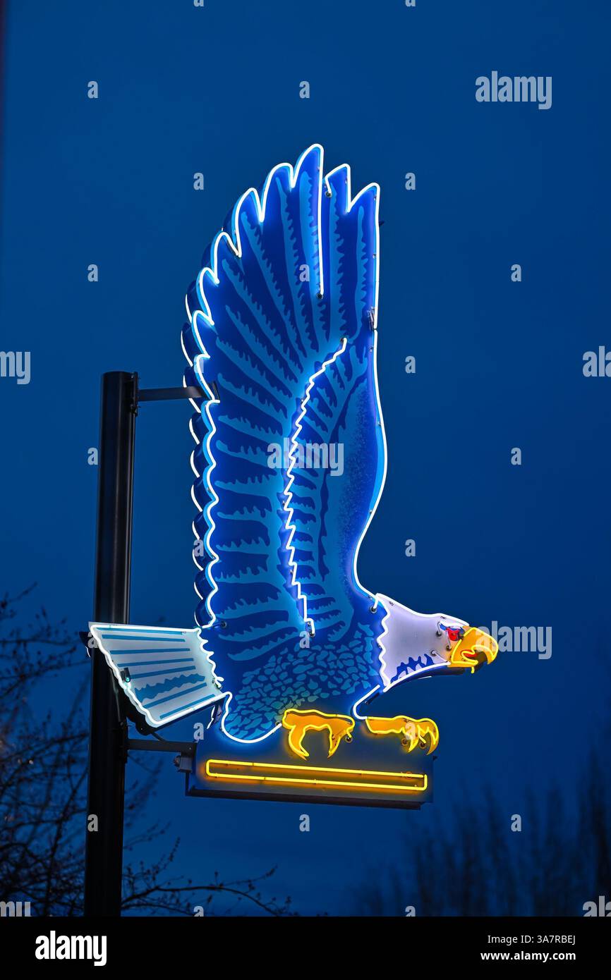 Heritage Neon Eagle Schild, Hastings Street, Burnaby, British Columbia, Kanada Stockfoto