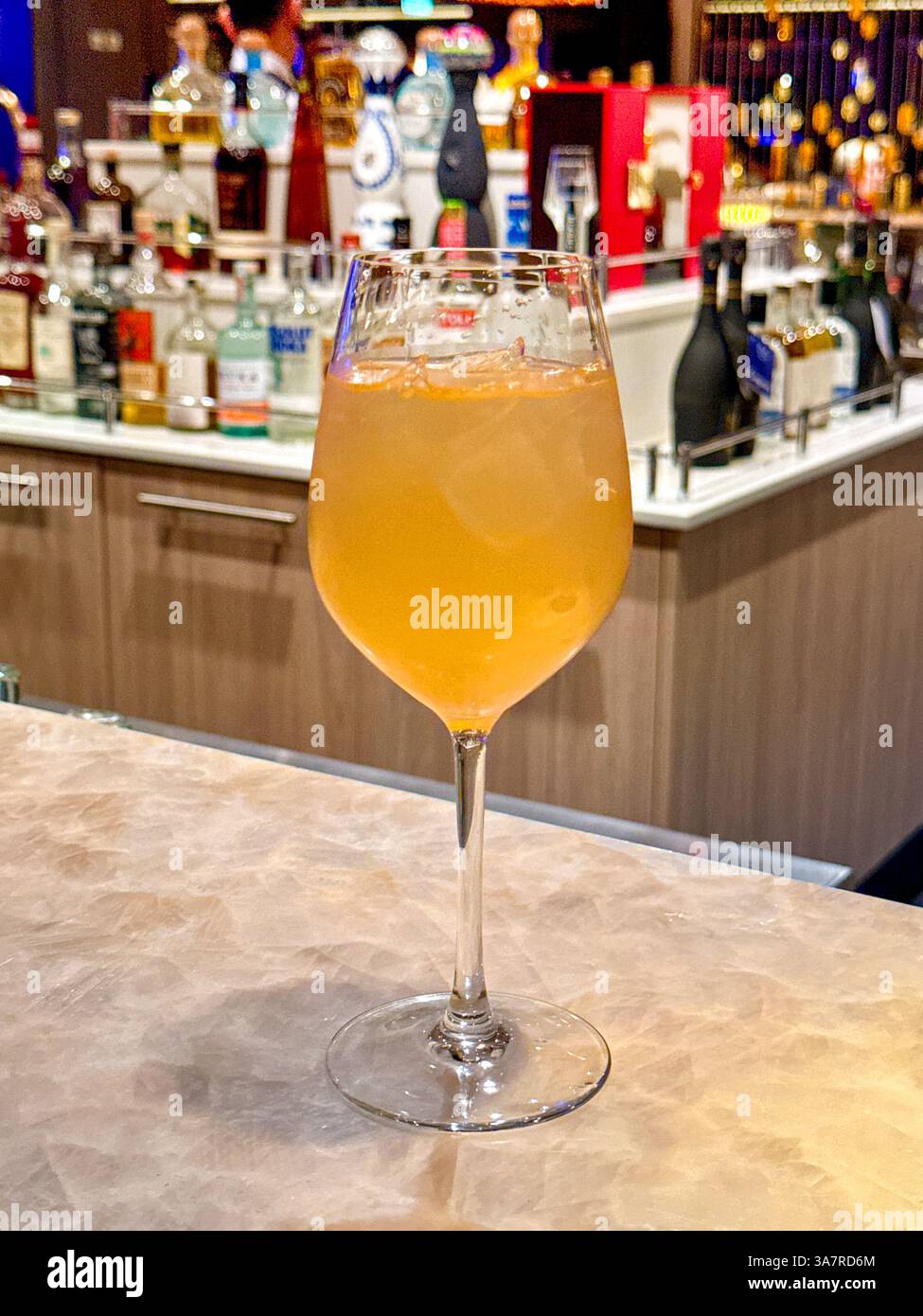 Cocktail in der Bar eines Hotels mit defokussiertem Hintergrund. Stockfoto