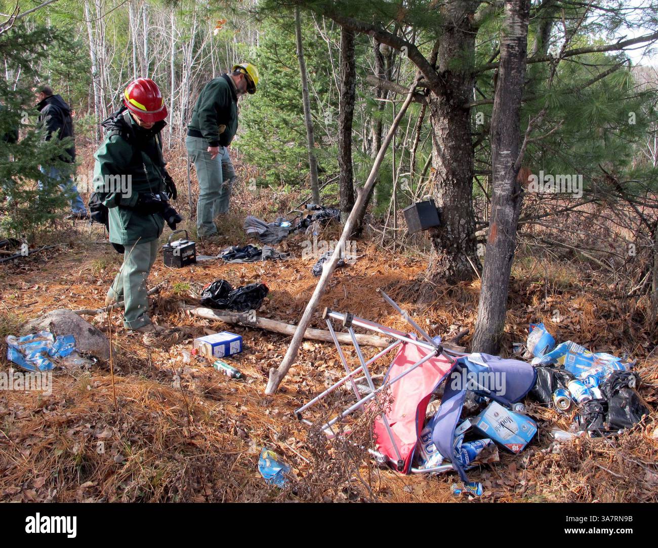 30. Oktober 2012 - Chequamegon-Nicolet, WI, USA - Dave Melancon, ein Experte für öffentliche Angelegenheiten des U.S. Forest Service, Left, und Alan Barbian, ein Public Information Officer des U.S. Forest Service, schauen sich die Trümmer an, die von Marihuanaanbauern zurückgelassen wurden, die ein Lager in der Nähe ihrer wertvollen Ernte im Chequamegon-Nicolet National Forest im Oconto County aufbauten, am 30. Oktober 2012. (Kreditbild: © Meg Jones/MCT/ZUMAPRESS.com) Stockfoto