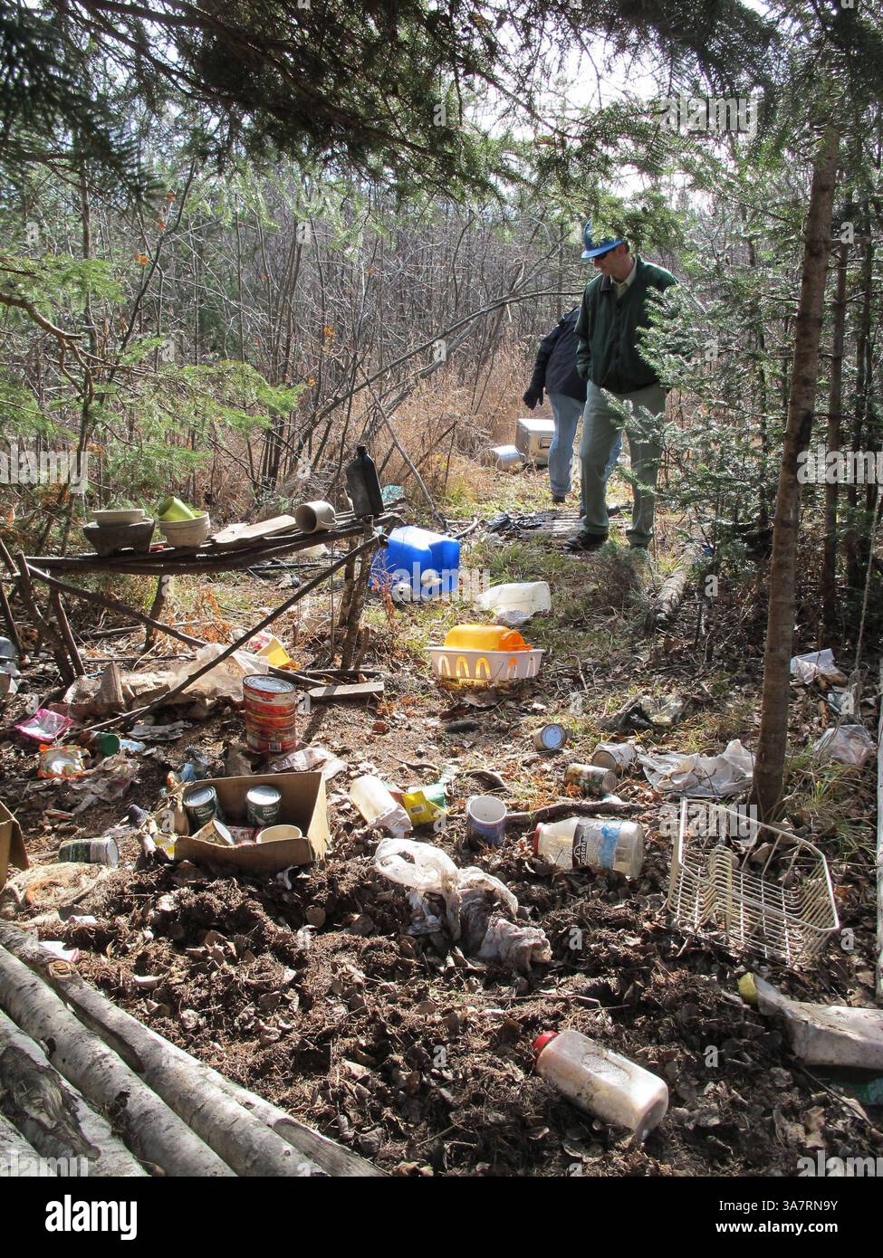 30. Oktober 2012 - Chequamegon-Nicolet, WI, USA - illegale Einwanderer aus Mexiko werden in der Regel in Kalifornien angestellt und nach Nord-Wisconsin gebracht, wo sie in abgelegenen Gebieten des Chequamegon-Nicolet National Forest abgesetzt werden, um Flächen zu räumen, Marihuana anzupflanzen und die Pflanzen zu kultivieren. Hier finden Ermittler oft Müll, den die Arbeiter zurückgelassen haben, wenn sie Marihuana ernten. (Kreditbild: © Meg Jones/MCT/ZUMAPRESS.com) Stockfoto