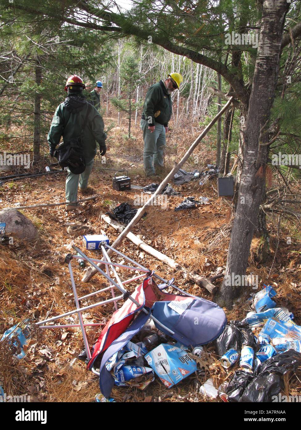 Oktober 30, 2012 - Chequamegon-Nicolet, WI, USA - der Müll, den Marihuana-Züchter hinterlassen haben, umfasst leere Bierdosen, Picante-Soßen-Gläser, Zelte, Schlafsäcke und Düngersäcke, wie am 30. Oktober 2012 im Chequamegon-Nicolet National Forest in Wisconsin. (Kreditbild: © Meg Jones/MCT/ZUMAPRESS.com) Stockfoto