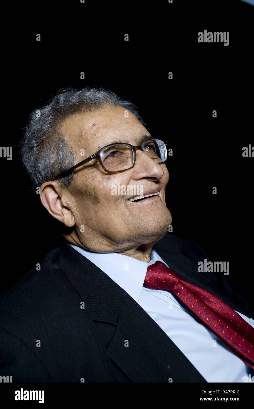 14. Juli 2009 – London, England, Großbritannien – Amartya Sen wurde vor seinem Vortrag „The Idea of Justice“ beim London Literature Festival im Southbank Centre vorgestellt... ER ist einer der weltweit führenden öffentlichen Intellektuellen. In dem Vortrag plädiert er für eine neue Theorie der Gerechtigkeit, die nicht nur die Zustimmung der Gemeinschaft erfordert, Gesetze zu erlassen, sondern auch von Außenstehenden, die betroffen sein könnten. Indem er sich von einem abstrakten ideal der vollkommenen Gesellschaft entfernt , argumentiert Sen , dass unser Gerechtigkeitsgefühl in der Welt verwurzelt sein kann , in der wir leben . Der Vortrag basiert auf dem neuen Buch "The Idea of Justice" (Penguin) nächste Woche (Credit Imag Stockfoto