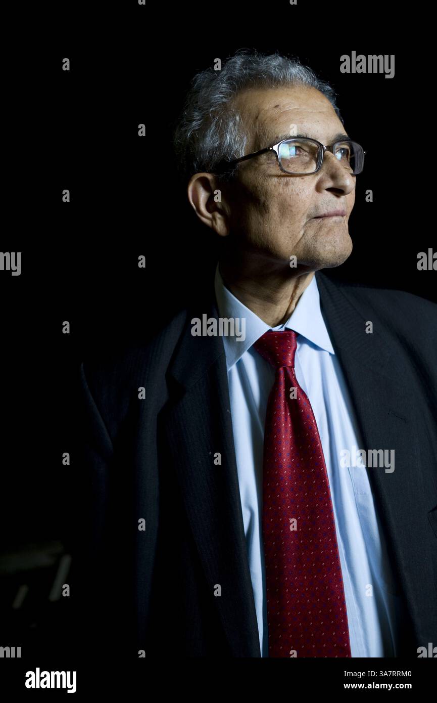14. Juli 2009 – London, England, Großbritannien – Amartya Sen wurde vor seinem Vortrag „The Idea of Justice“ beim London Literature Festival im Southbank Centre vorgestellt... ER ist einer der weltweit führenden öffentlichen Intellektuellen. In dem Vortrag plädiert er für eine neue Theorie der Gerechtigkeit, die nicht nur die Zustimmung der Gemeinschaft erfordert, Gesetze zu erlassen, sondern auch von Außenstehenden, die betroffen sein könnten. Indem er sich von einem abstrakten ideal der vollkommenen Gesellschaft entfernt , argumentiert Sen , dass unser Gerechtigkeitsgefühl in der Welt verwurzelt sein kann , in der wir leben . Der Vortrag basiert auf dem neuen Buch "The Idea of Justice" (Penguin) nächste Woche (Credit Imag Stockfoto