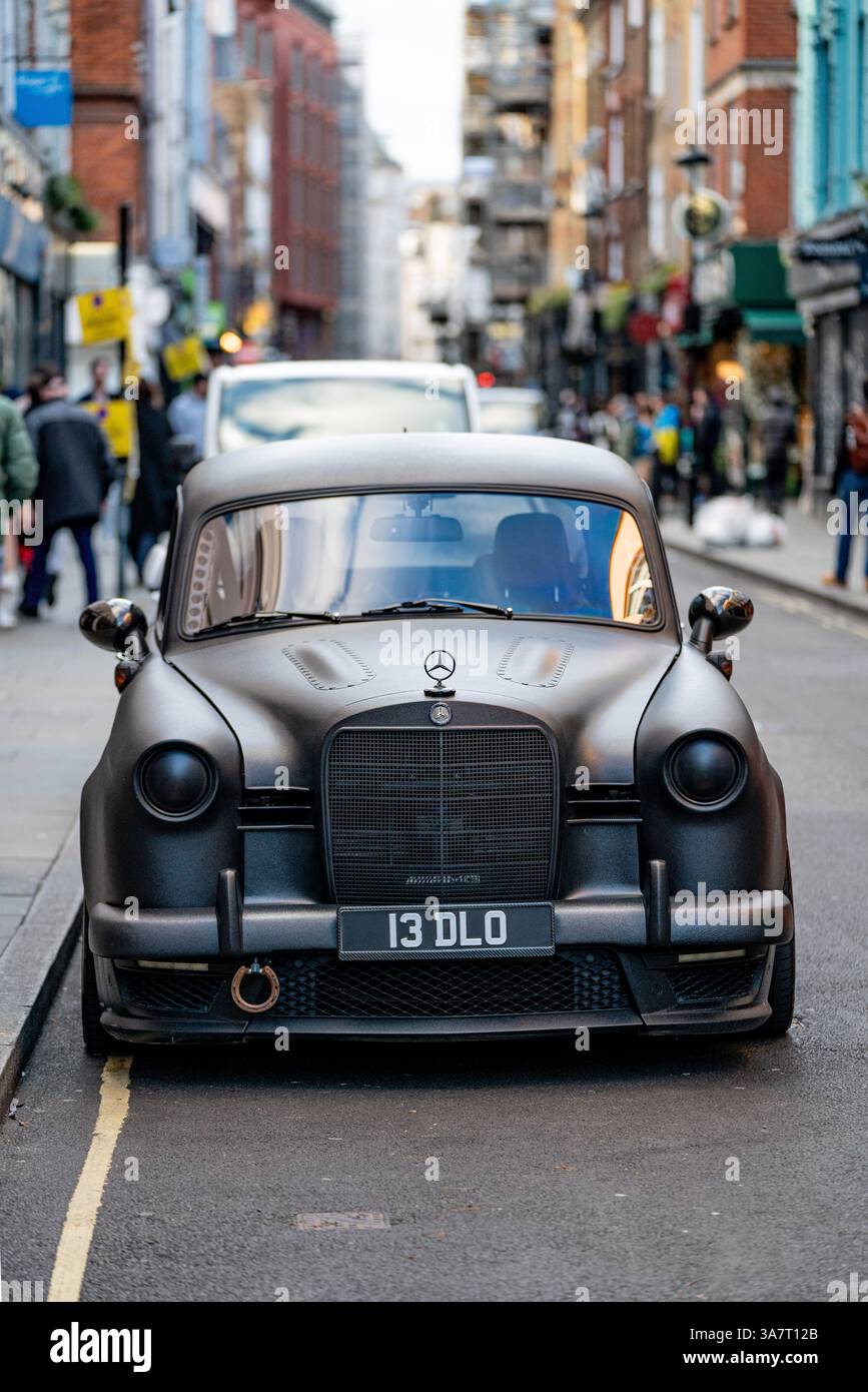 Matt Black Hot Rod Mercedes in London Street in England, Großbritannien Stockfoto