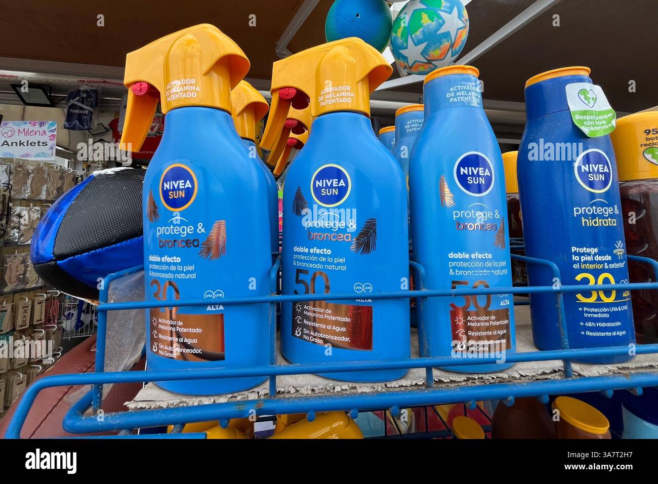 Flaschen mit Nivea Sun Cream in Playa de las Américas erhältlich. Arona, Teneriffa, Kanarische Inseln, Spanien. Februar 2025. - Smartphone-aufgenommenes Stockfoto