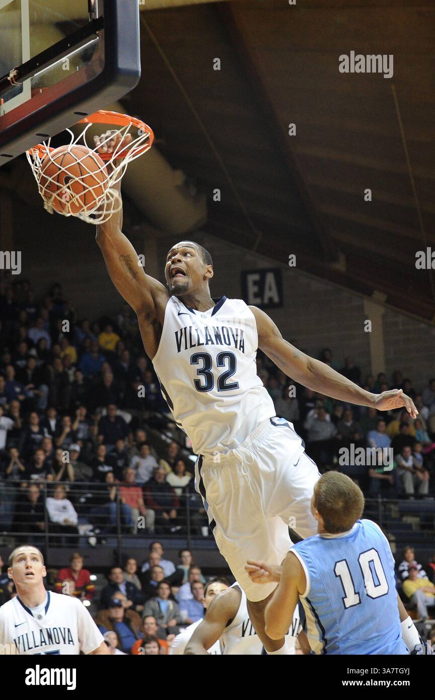 20. November 2012 - Villanova, Pennsylvania, USA - illanova Wildcats Guard JAMES BELL (32) fährt die Spur über den Columbia Lions Guard BRIAN BARBOUR (10) für einen Dunk. In einem Spiel, das im Paviilion Villanova gespielt wird. Pennsylvania Villanova verliert gegen Columbia um 75-57 (Bild: © Michael McAtee/ZUMAPRESS.com) Stockfoto