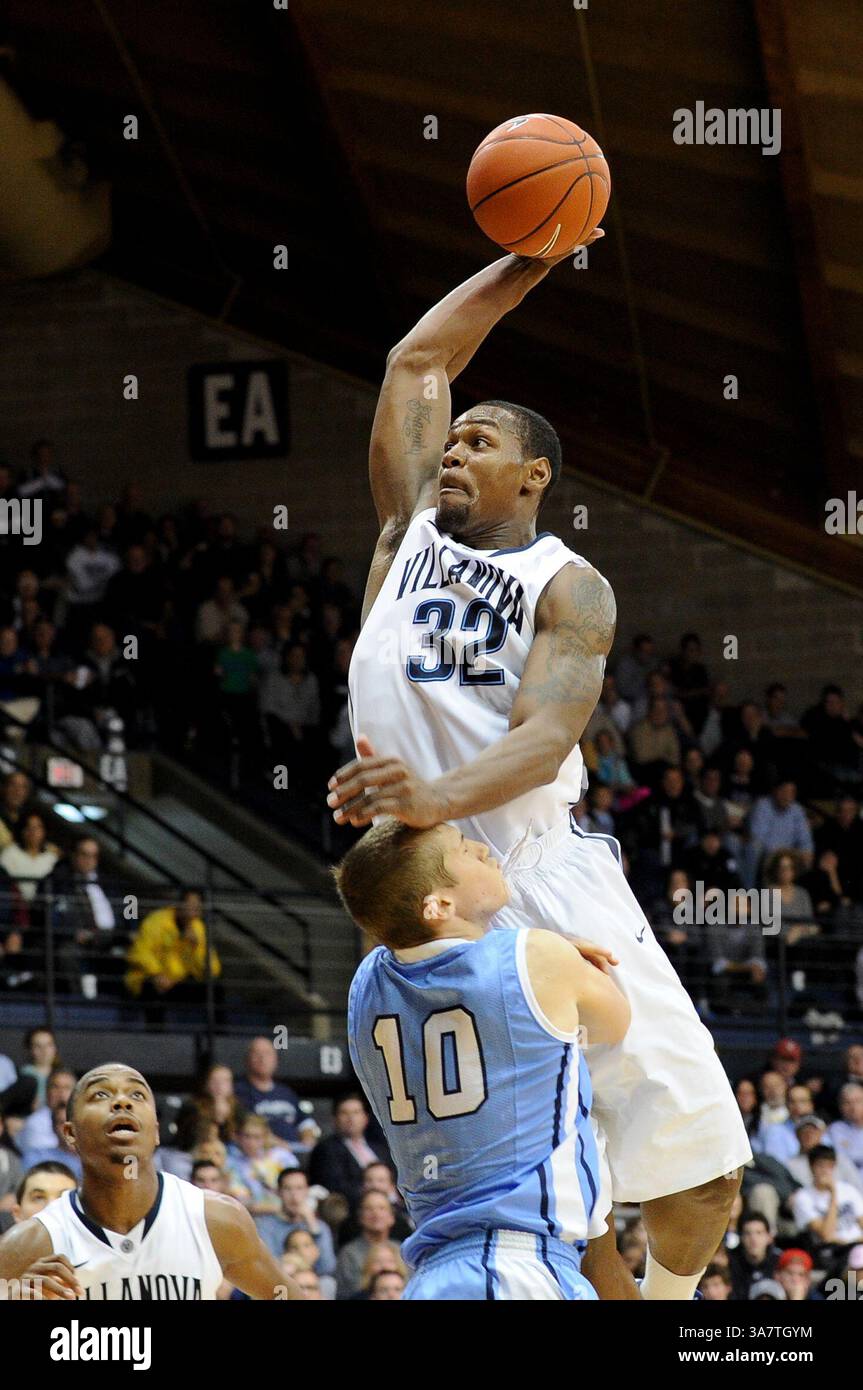 20. November 2012 - Villanova, Pennsylvania, USA - Villanova Wildcats Guard JAMES BELL (32) fährt die Spur über den Columbia Lions Guard BRIAN BARBOUR (10) für einen Dunk. In einem Spiel, das im Paviilion Villanova gespielt wird. Pennsylvania Villanova verliert gegen Columbia um 75-57 (Bild: © Michael McAtee/ZUMAPRESS.com) Stockfoto