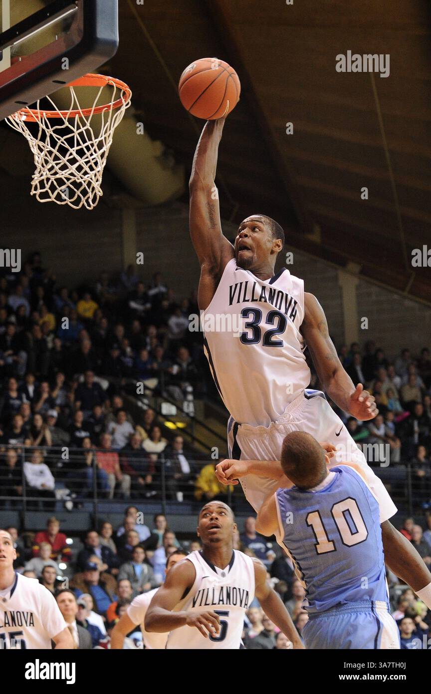 20. November 2012 - Villanova, Pennsylvania, USA - illanova Wildcats Guard JAMES BELL (32) fährt die Spur über den Columbia Lions Guard BRIAN BARBOUR (10) für einen Dunk. In einem Spiel, das im Paviilion Villanova gespielt wird. Pennsylvania Villanova verliert gegen Columbia um 75-57 (Bild: © Michael McAtee/ZUMAPRESS.com) Stockfoto
