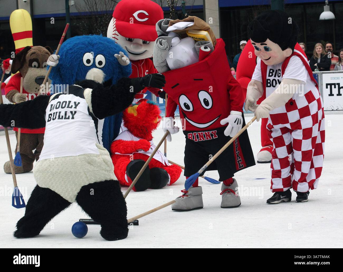 Januar 2013 - Ohio, U.. S - BOB's BIG BOY (r) tryÃs hält BINNY von Rumpke Recycling davon ab, ein Tor zu schießen, während Binny mit dem Rollerderby-Team von Cincinnati Rollergirls auf dem Fountain Squire Ice Rink das WOLLBALL-Paß-Maskottchen rollt. Am Samstag, den 12. Januar 2013, während des jährlichen Mascot Broomball-Spiels. Als 21 lokale Maskottchen von lokalen Profi-Sportmannschaften, Colleges und Business auf das Eis für das annul Broomball Spiel auf der Eisbahn in Cincinnati, Ohio, gingen. (Bild: © Ernest Coleman/ZUMAPRESS.com) Stockfoto