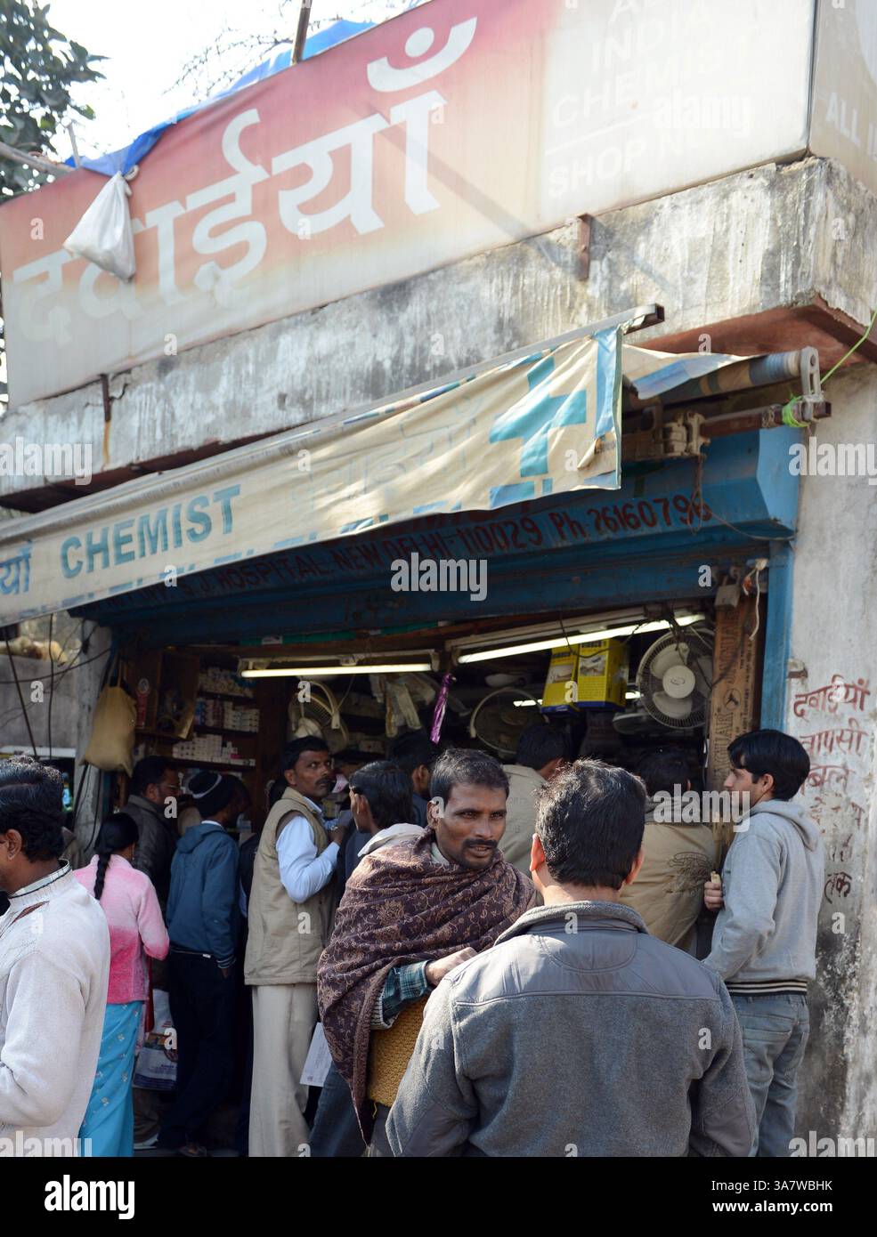 NEW DELHI, INDIEN - 27. JANUAR: Ein Medizingeschäft vor dem Safdarjung Krankenhaus in Neu-Delhi am Sonntag. (Kreditbild: © India Today/ZUMAPRESS.com) Stockfoto