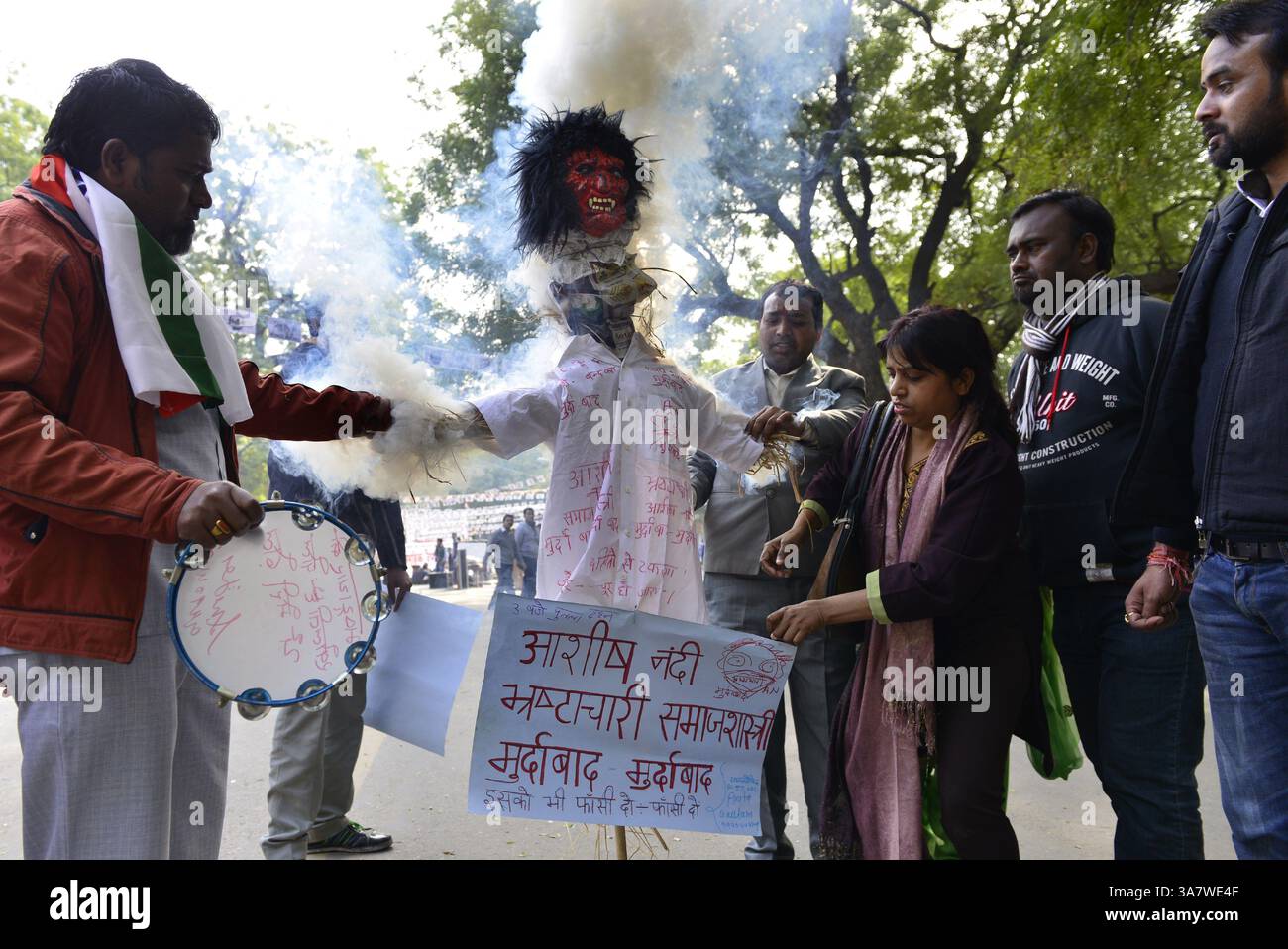NEW DELHI, INDIEN - 27. JANUAR: OBC-Aktivisten protestieren gegen die umstrittenen Äußerungen von Ashis Nandy. (Kreditbild: © India Today/ZUMAPRESS.com) Stockfoto