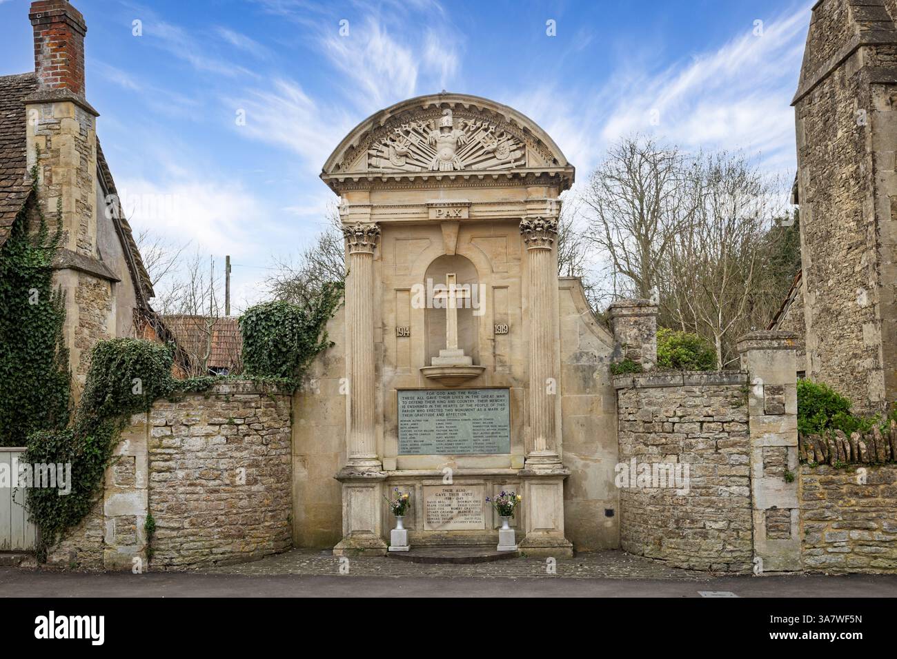 Kriegsdenkmal des Ersten Weltkriegs in der West Street, Lacock, Wiltshire, Großbritannien am 25. März 2025 Stockfoto