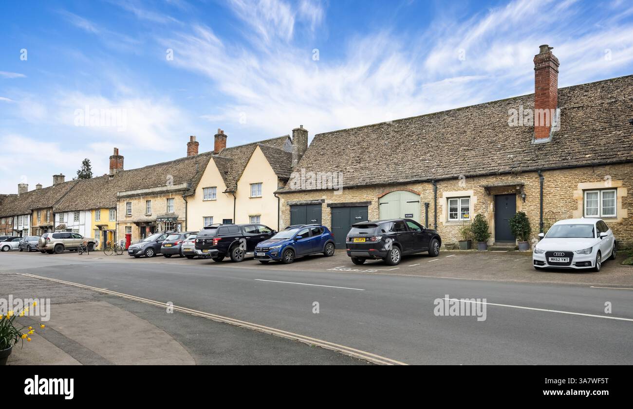 Alte Häuser und Geschäfte in der High Street, Lacock, Wiltshire, Großbritannien am 25. März 2025 Stockfoto