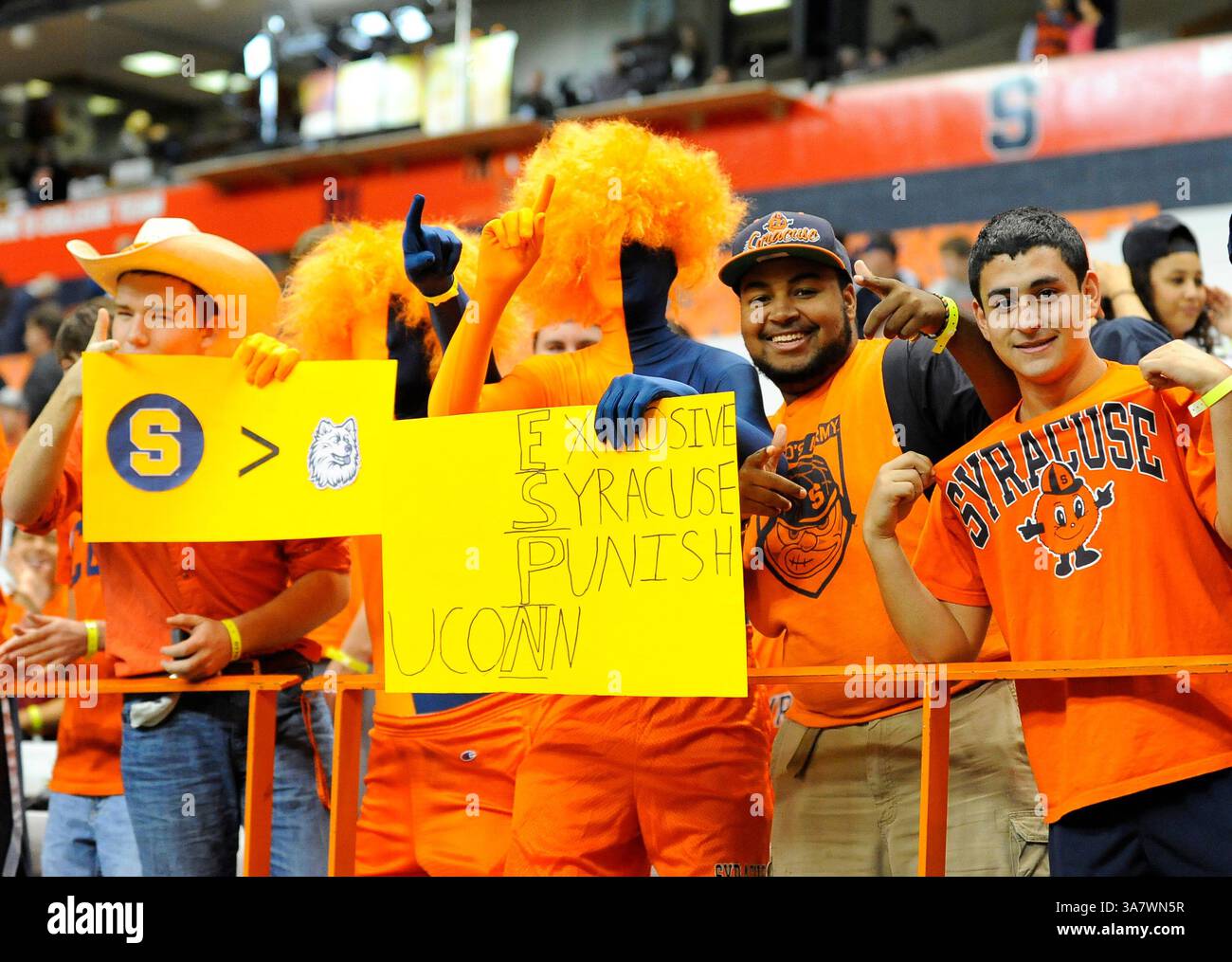 Oktober 2012 - Syracuse, New York, USA S - 19. Oktober 2012: Syracuse Orange Fans schauen vor dem Spiel gegen die Connecticut Huskies im Carrier Dome in Syracuse, New York. (Bild: © Rich Barnes/Cal Sport Media/ZUMAPRESS.com) Stockfoto