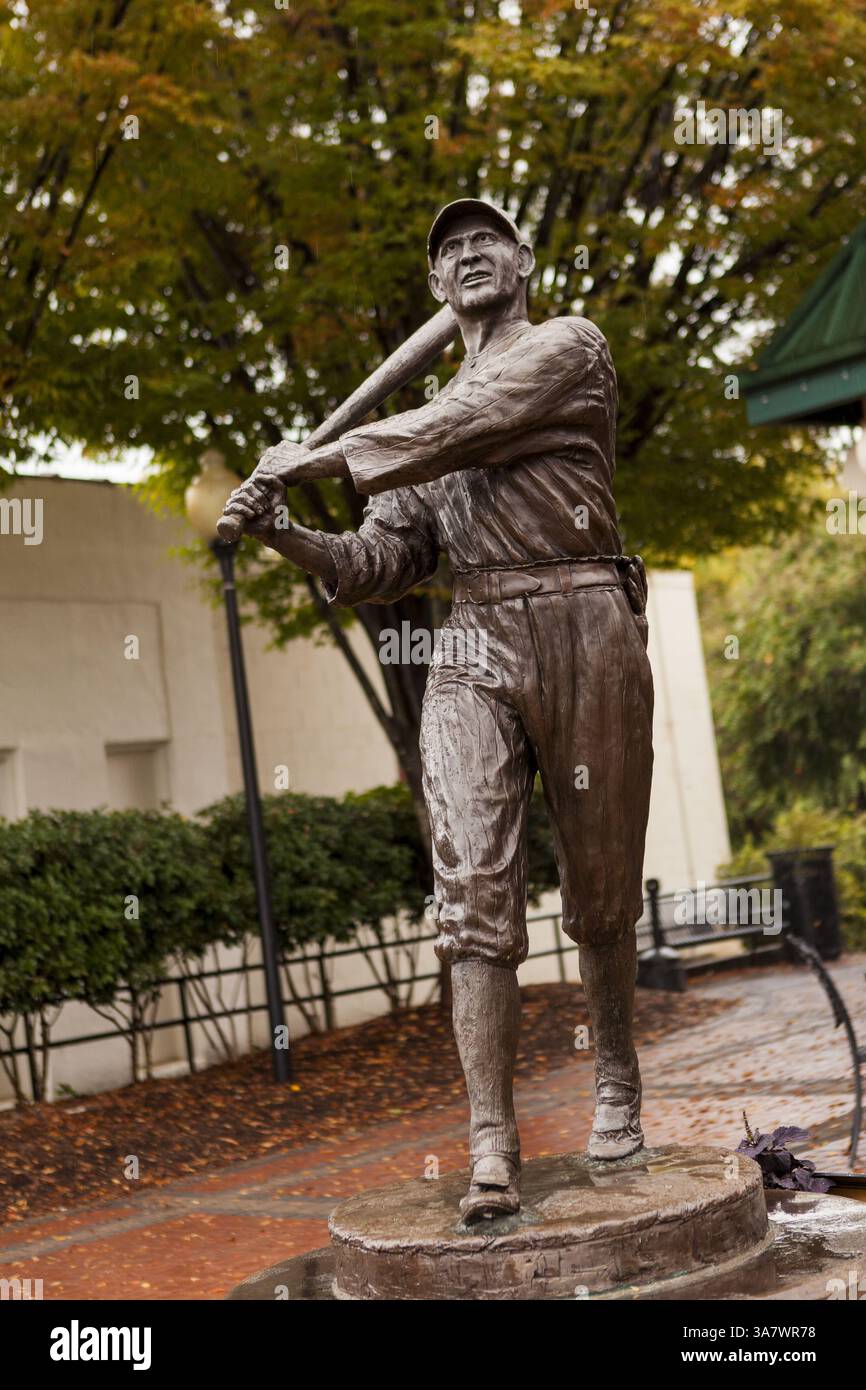 19. Oktober 2011 – Greenville, South Carolina, USA – Park und Statue, die dem berühmten amerikanischen Baseballspieler Shoeless Joe Jackson in Greenville, Sout Carolina, gewidmet ist. (Bild: © Richard Ellis/ZUMAPRESS.com) Stockfoto