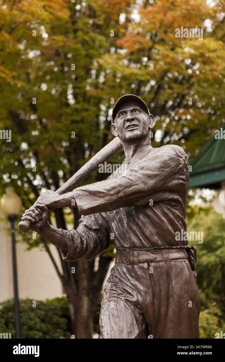 19. Oktober 2011 – Greenville, South Carolina, USA – Park und Statue, die dem berühmten amerikanischen Baseballspieler Shoeless Joe Jackson in Greenville, Sout Carolina, gewidmet ist. (Bild: © Richard Ellis/ZUMAPRESS.com) Stockfoto