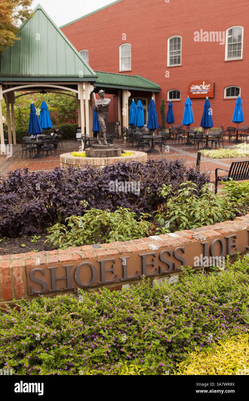 19. Oktober 2011 – Greenville, South Carolina, USA – Park und Statue, die dem berühmten amerikanischen Baseballspieler Shoeless Joe Jackson in Greenville, Sout Carolina, gewidmet ist. (Bild: © Richard Ellis/ZUMAPRESS.com) Stockfoto