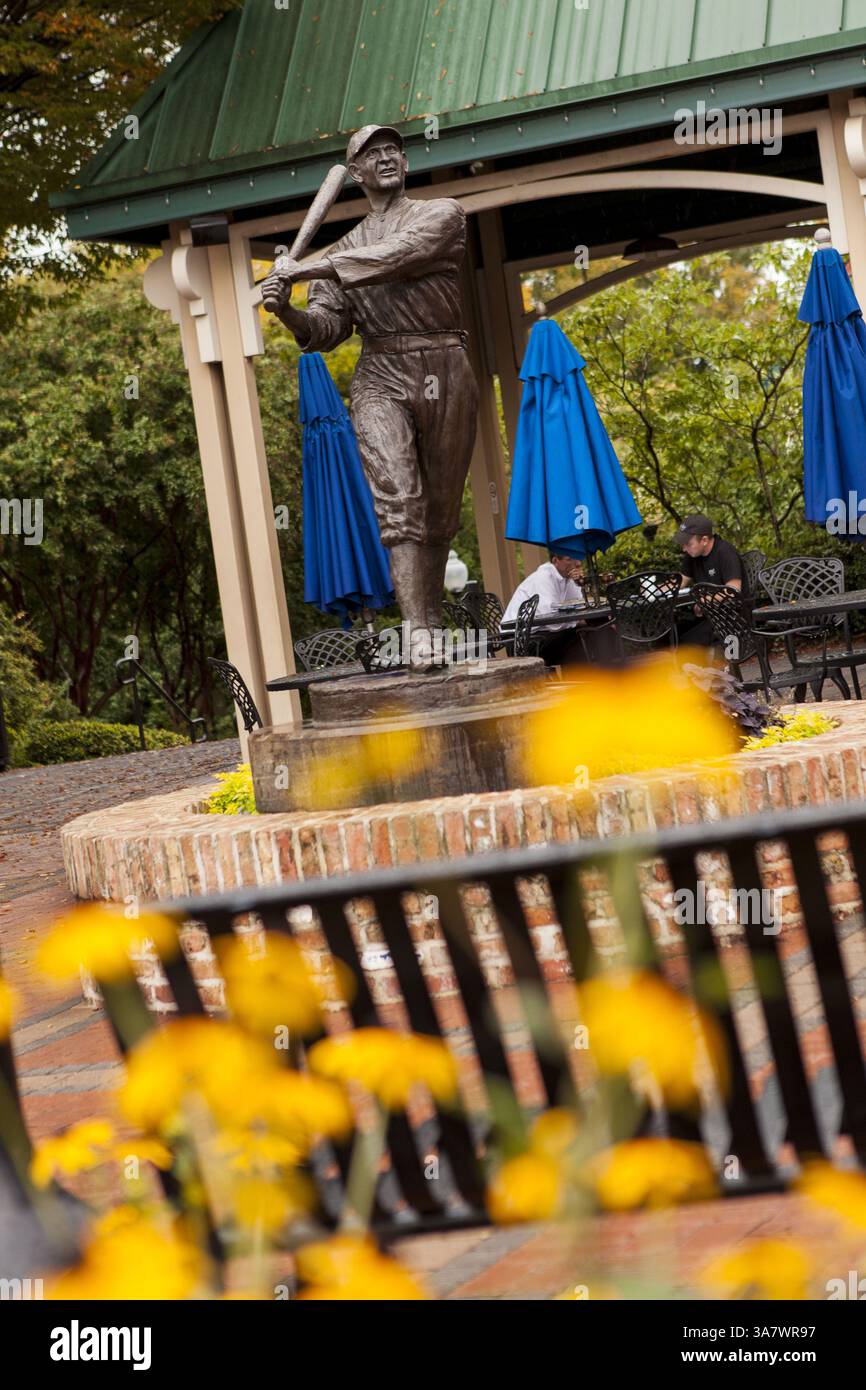 19. Oktober 2011 – Greenville, South Carolina, USA – Park und Statue, die dem berühmten amerikanischen Baseballspieler Shoeless Joe Jackson in Greenville, Sout Carolina, gewidmet ist. (Bild: © Richard Ellis/ZUMAPRESS.com) Stockfoto