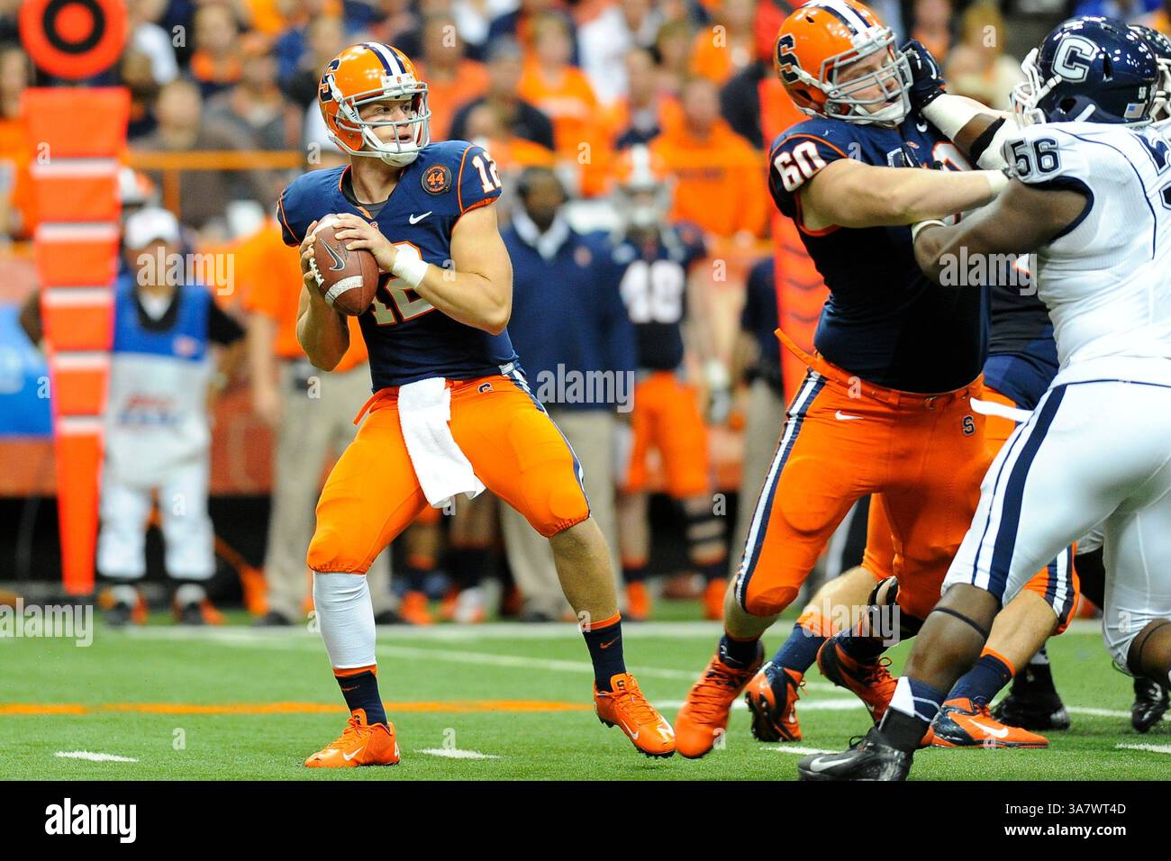 Oktober 2012 - Syracuse, New York, USA S - 19. Oktober 2012: Syracuse Orange Quarterback Ryan Nassib #12 scannt das Feld während des zweiten Quartals gegen die Connecticut Huskies im Carrier Dome in Syracuse, New York. (Bild: © Rich Barnes/Cal Sport Media/ZUMAPRESS.com) Stockfoto
