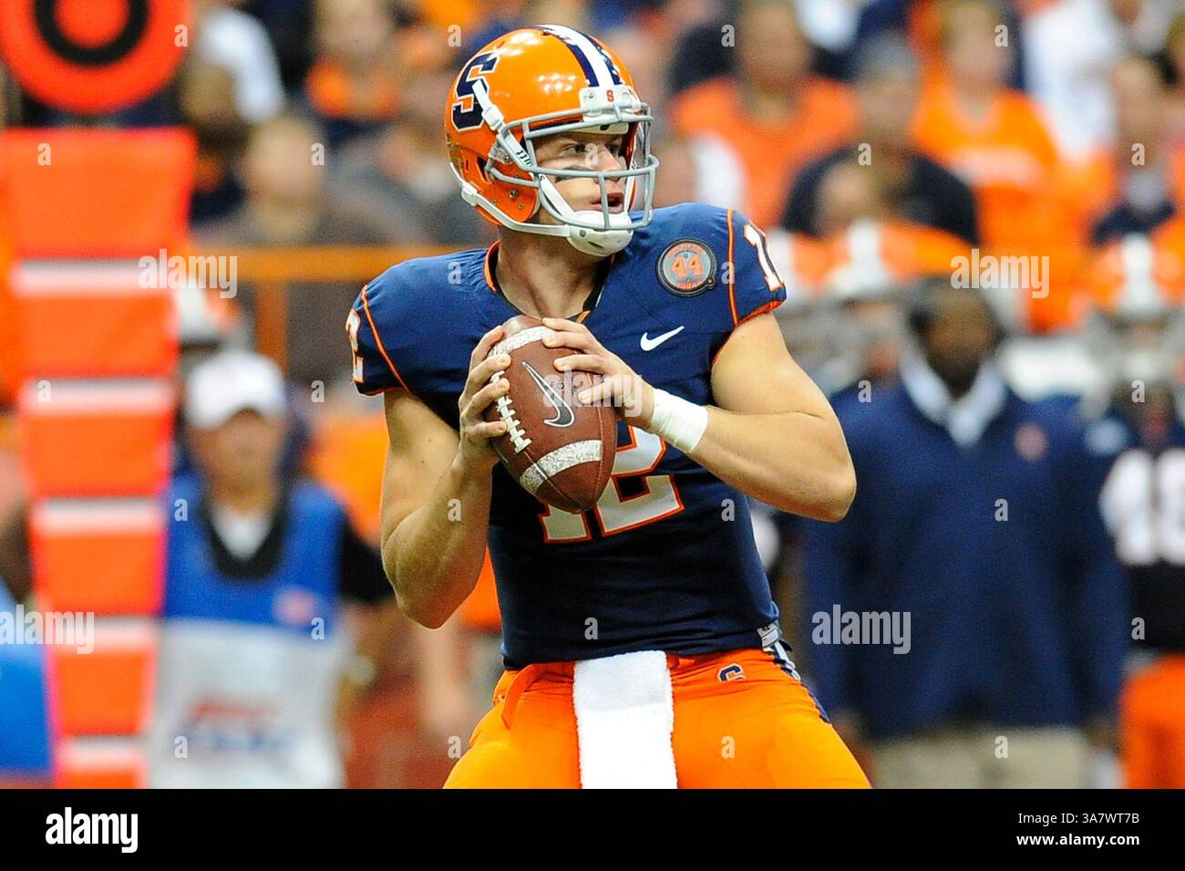 Oktober 2012 - Syracuse, New York, USA S - 19. Oktober 2012: Syracuse Orange Quarterback Ryan Nassib #12 scannt das Feld während des zweiten Quartals gegen die Connecticut Huskies im Carrier Dome in Syracuse, New York. (Bild: © Rich Barnes/Cal Sport Media/ZUMAPRESS.com) Stockfoto