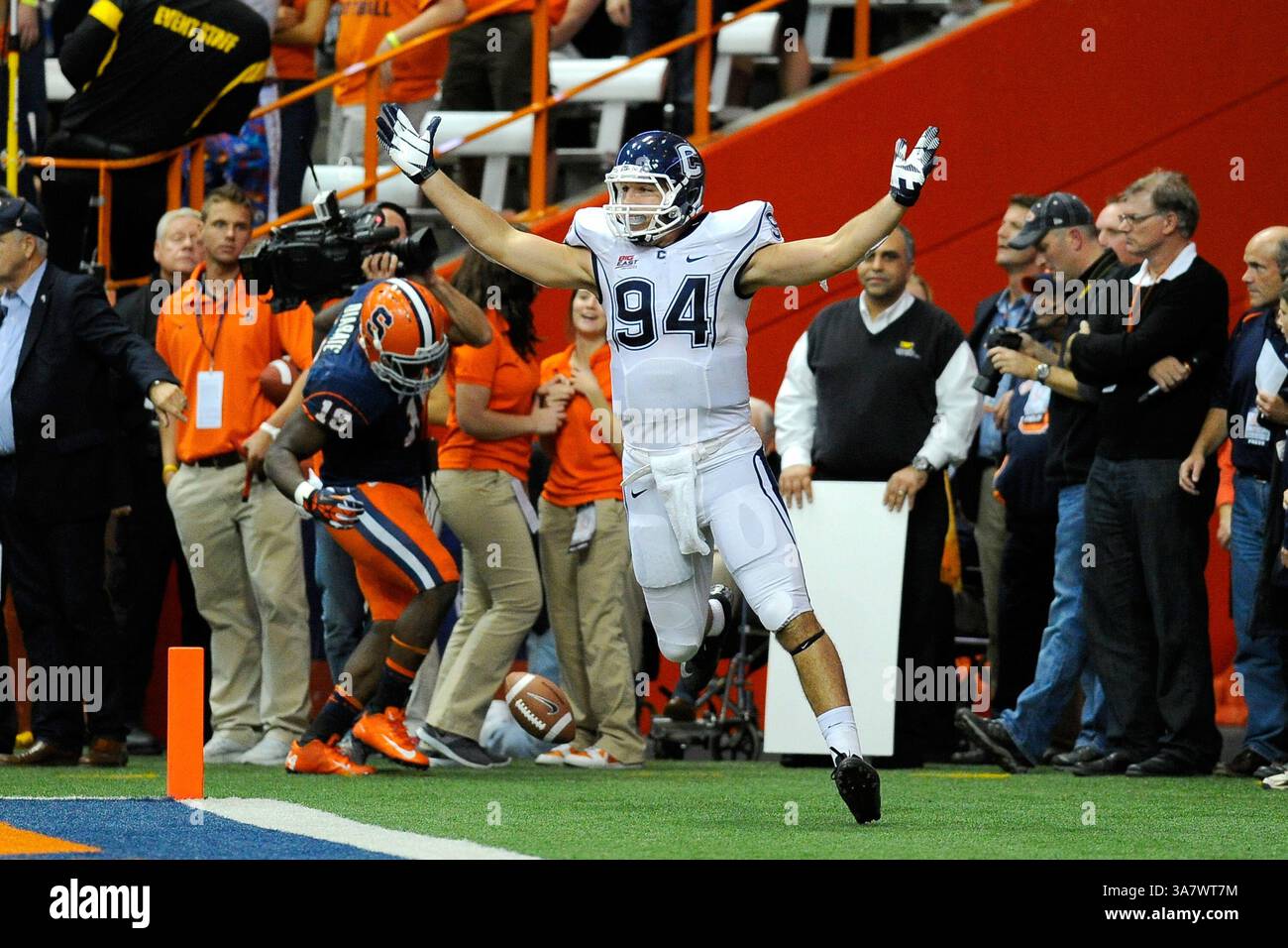 Oktober 2012 - Syracuse, New York, USA S - 19. Oktober 2012: Connecticut Huskies Tight End Ryan Griffin #94 feiert einen Touchdown im zweiten Quartal gegen die Syracuse Orange im Carrier Dome in Syracuse, New York. (Bild: © Rich Barnes/Cal Sport Media/ZUMAPRESS.com) Stockfoto