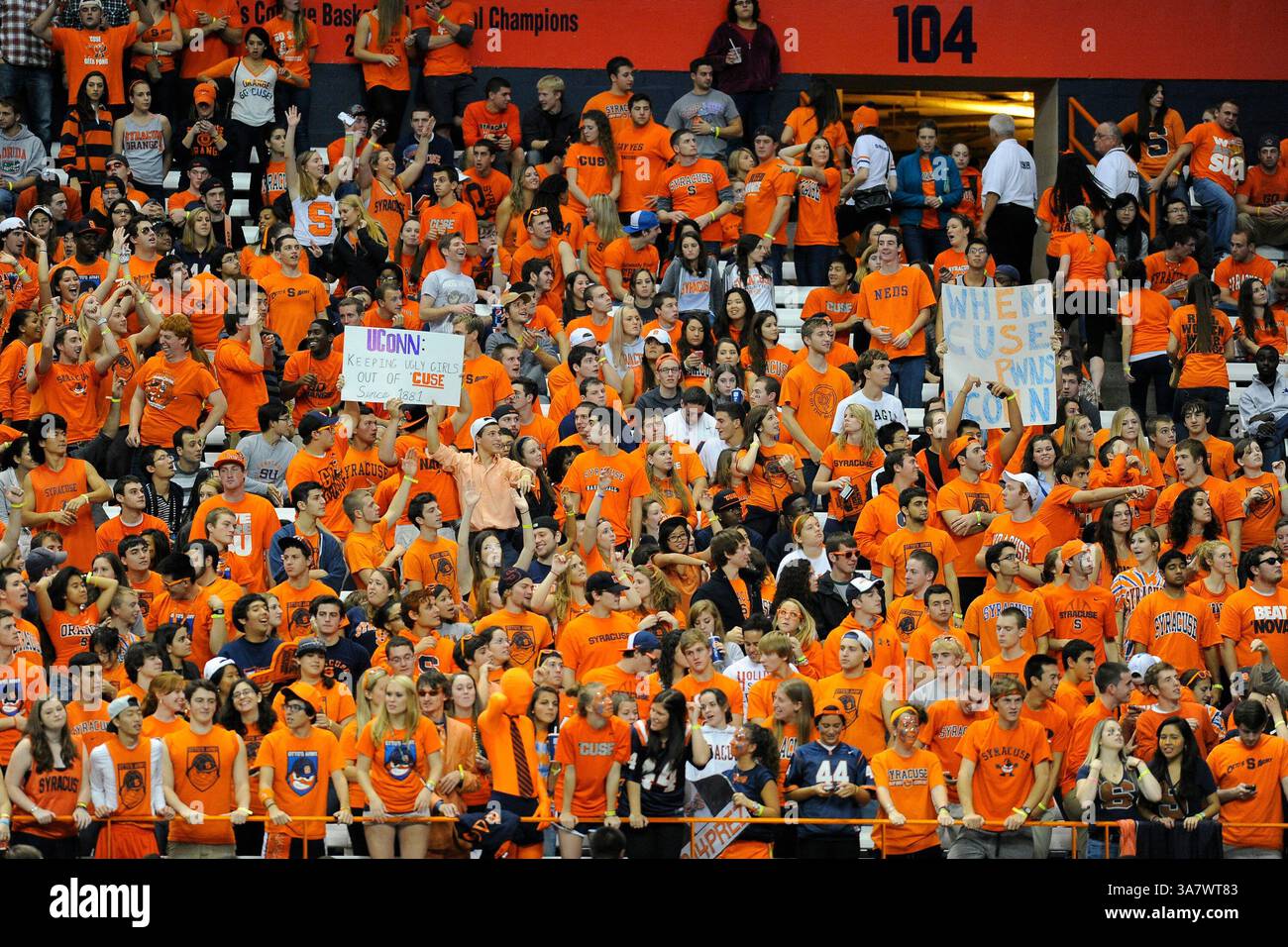 Oktober 2012 - Syracuse, New York, USA S - 19. Oktober 2012: Syracuse Orange Fans schauen im zweiten Quartal gegen die Connecticut Huskies im Carrier Dome in Syracuse, New York. (Bild: © Rich Barnes/Cal Sport Media/ZUMAPRESS.com) Stockfoto